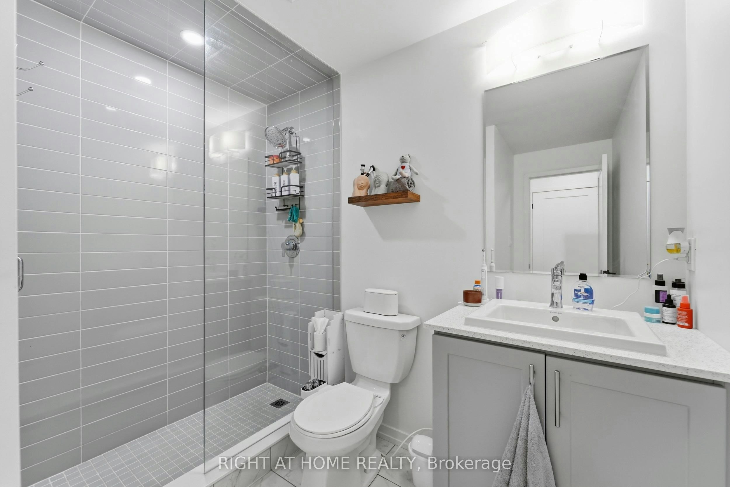 22-24 Lytham Green Circle, Newmarket, ON, L3Y 0H4 - 15