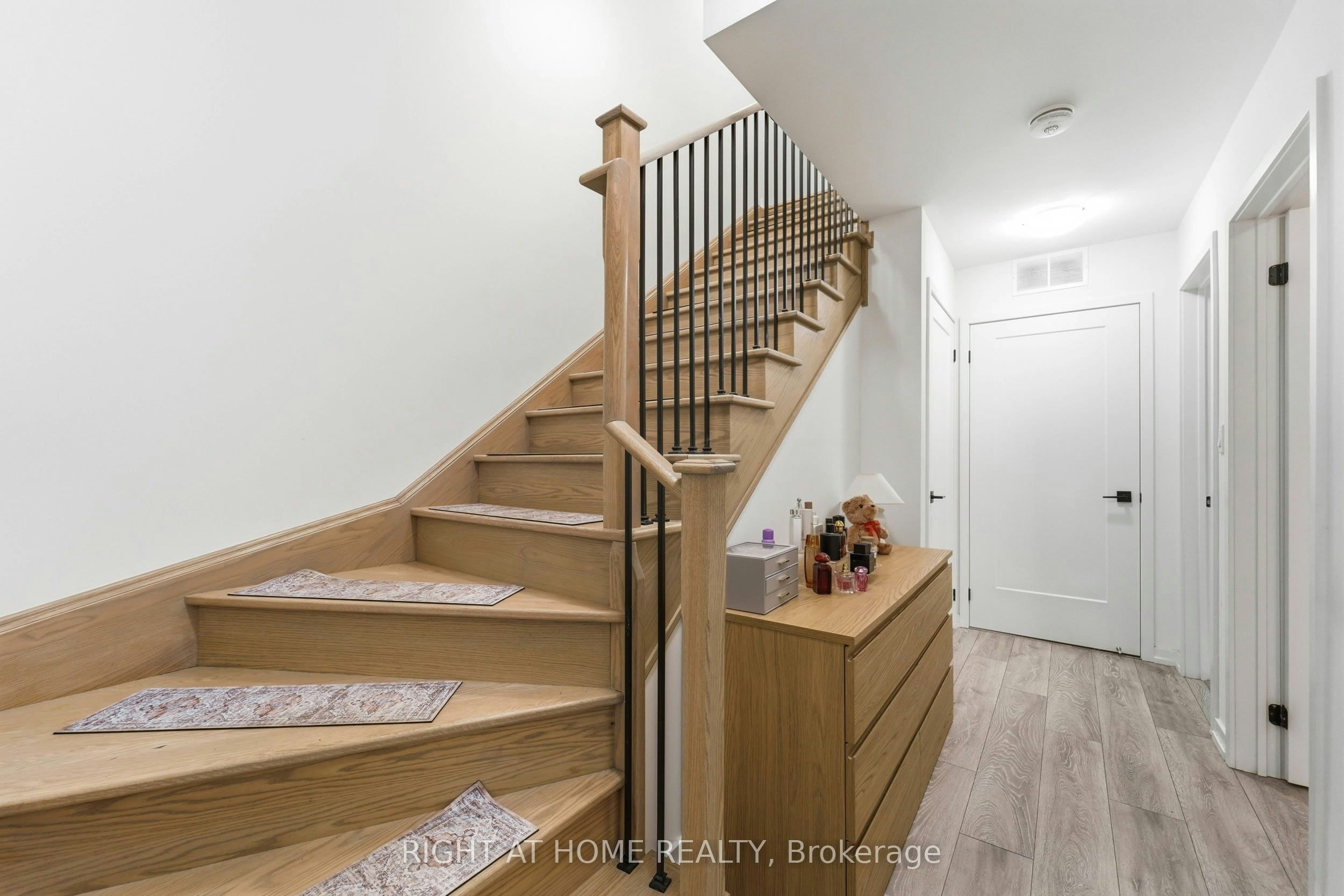22-24 Lytham Green Circle, Newmarket, ON, L3Y 0H4 - 10
