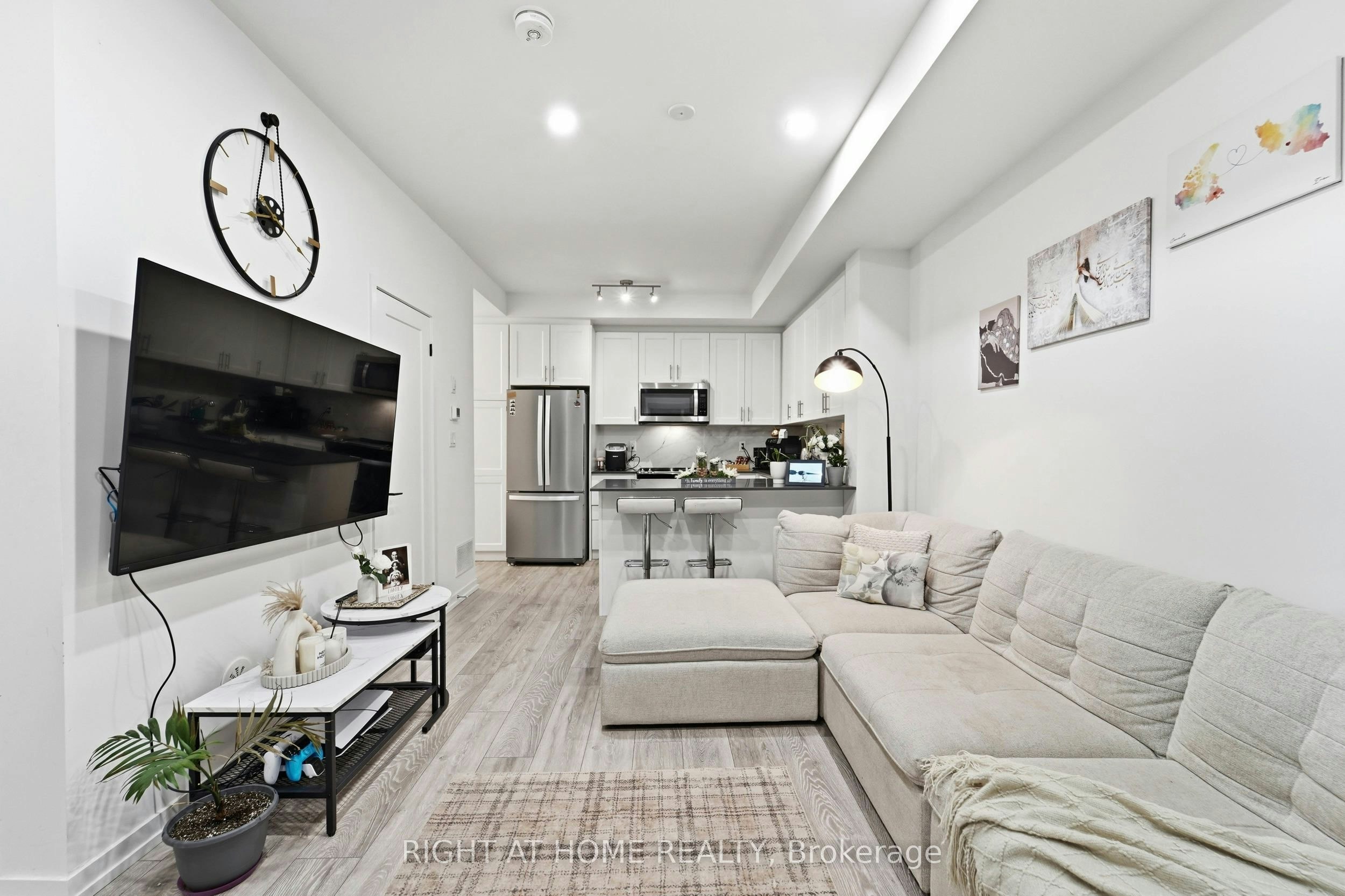 22-24 Lytham Green Circle, Newmarket, ON, L3Y 0H4 - 4