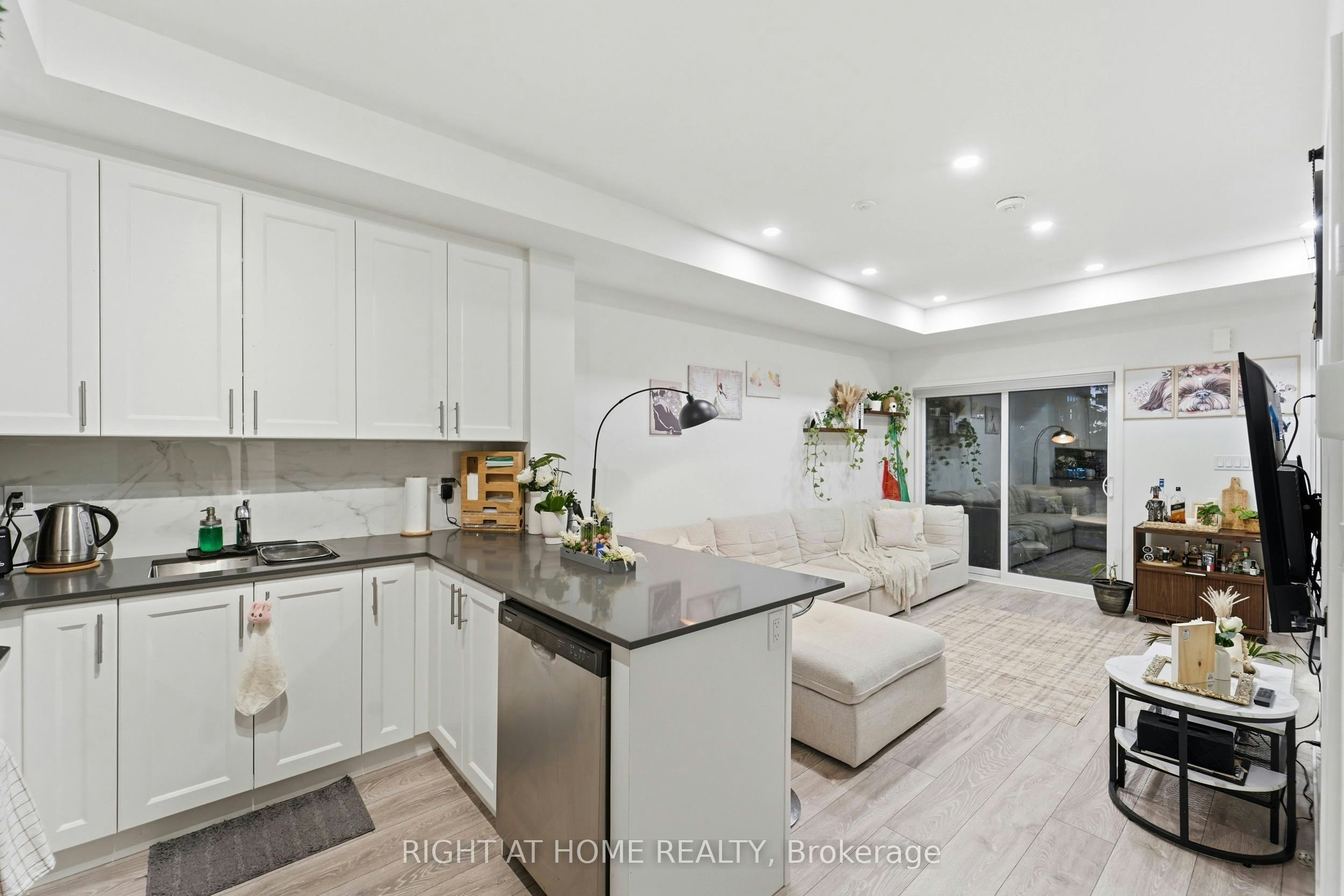 22-24 Lytham Green Circle, Newmarket, ON, L3Y 0H4 - 5