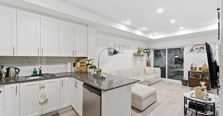 22-24 Lytham Green Circle, Newmarket, ON, L3Y 0H4 - 5