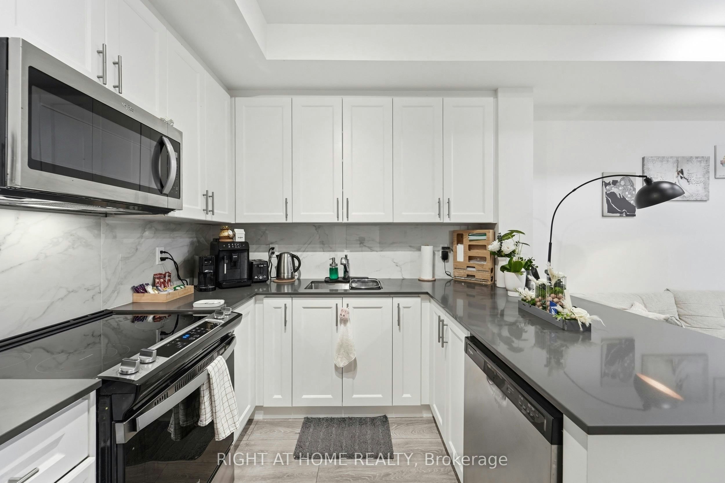 22-24 Lytham Green Circle, Newmarket, ON, L3Y 0H4 - 8
