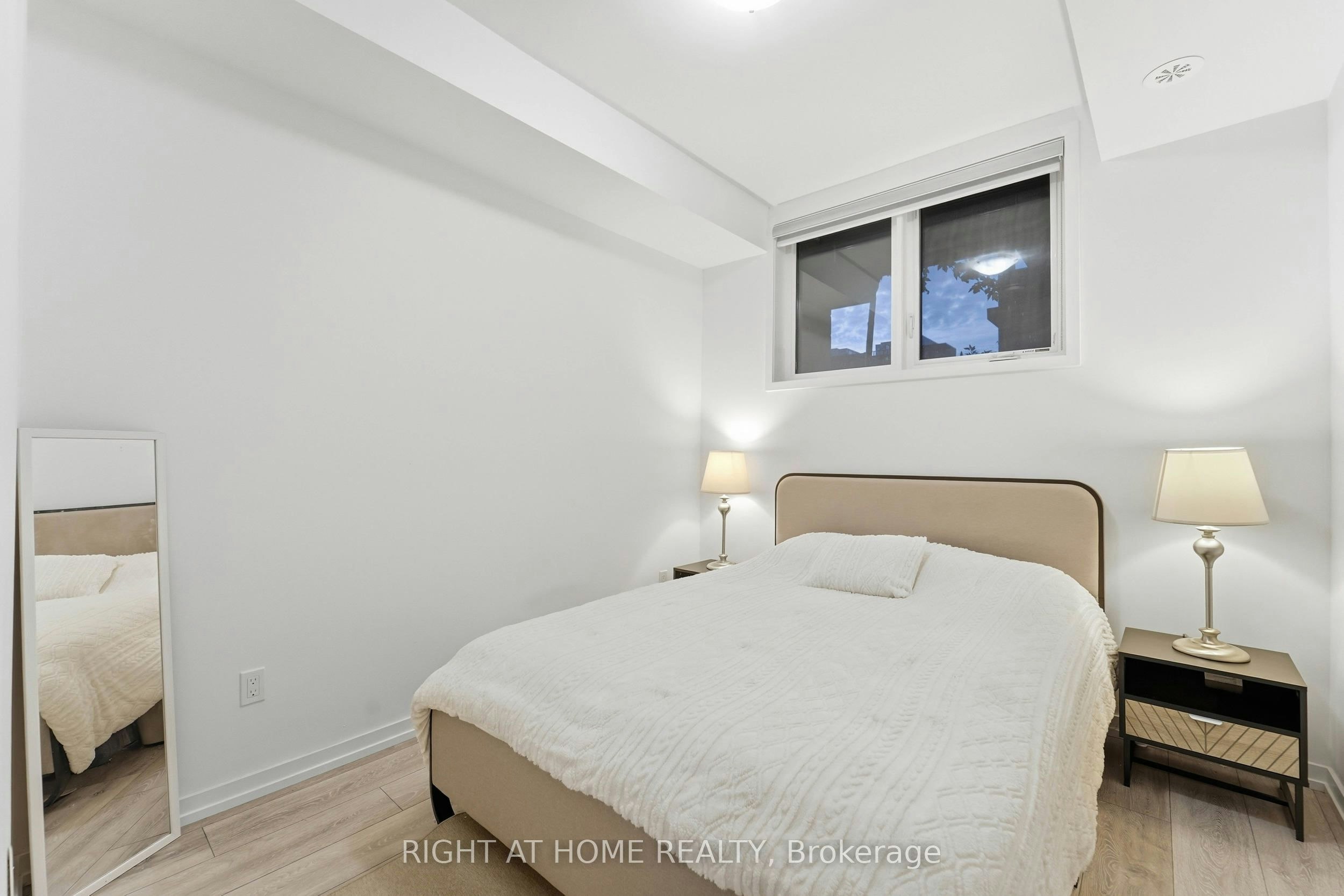 22-24 Lytham Green Circle, Newmarket, ON, L3Y 0H4 - 11