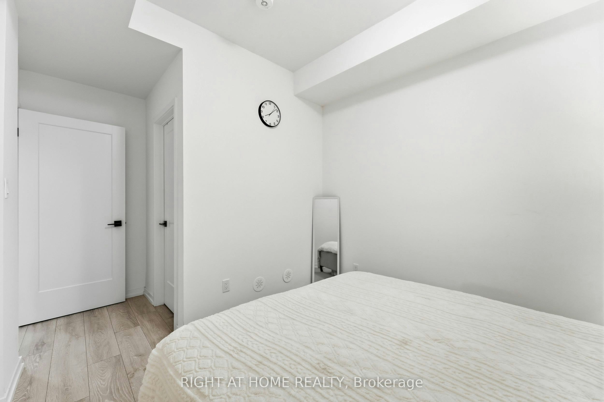 22-24 Lytham Green Circle, Newmarket, ON, L3Y 0H4 - 12