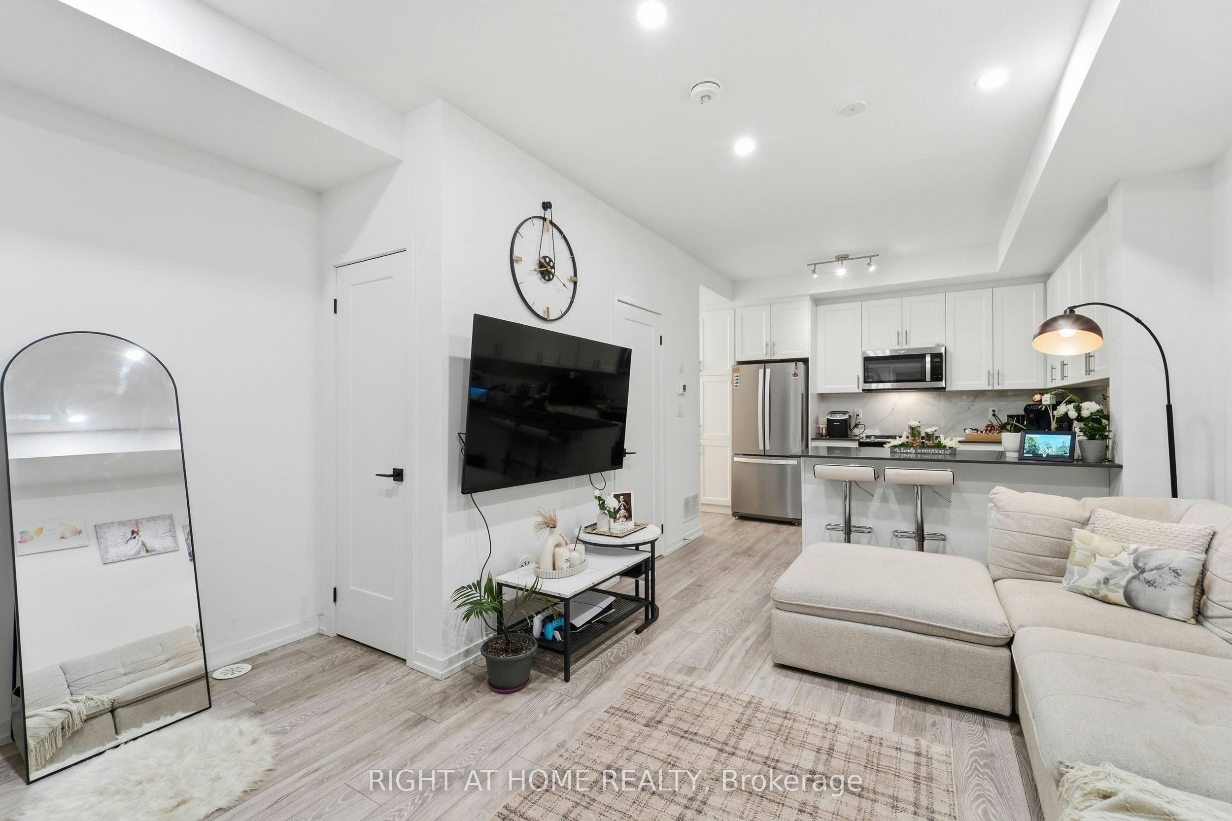 22-24 Lytham Green Circle, Newmarket, ON, L3Y 0H4 - 2