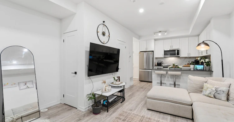 22-24 Lytham Green Circle, Newmarket, ON, L3Y 0H4 - 2
