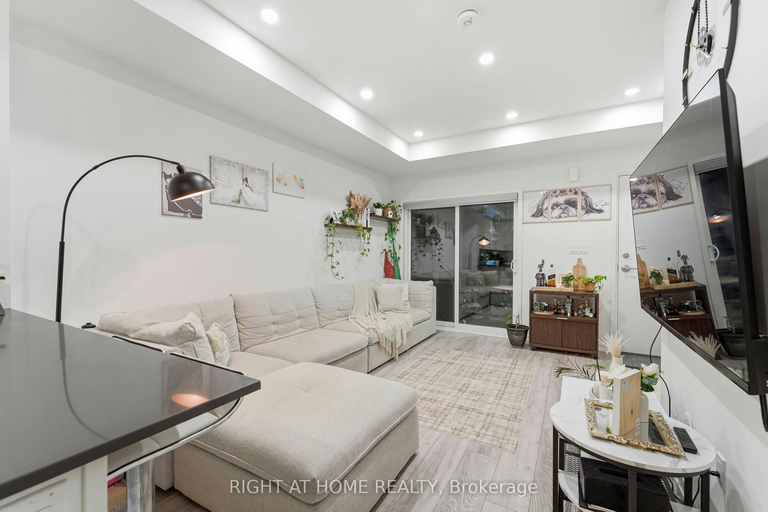 22-24 Lytham Green Circle, Newmarket, ON, L3Y 0H4 - 3