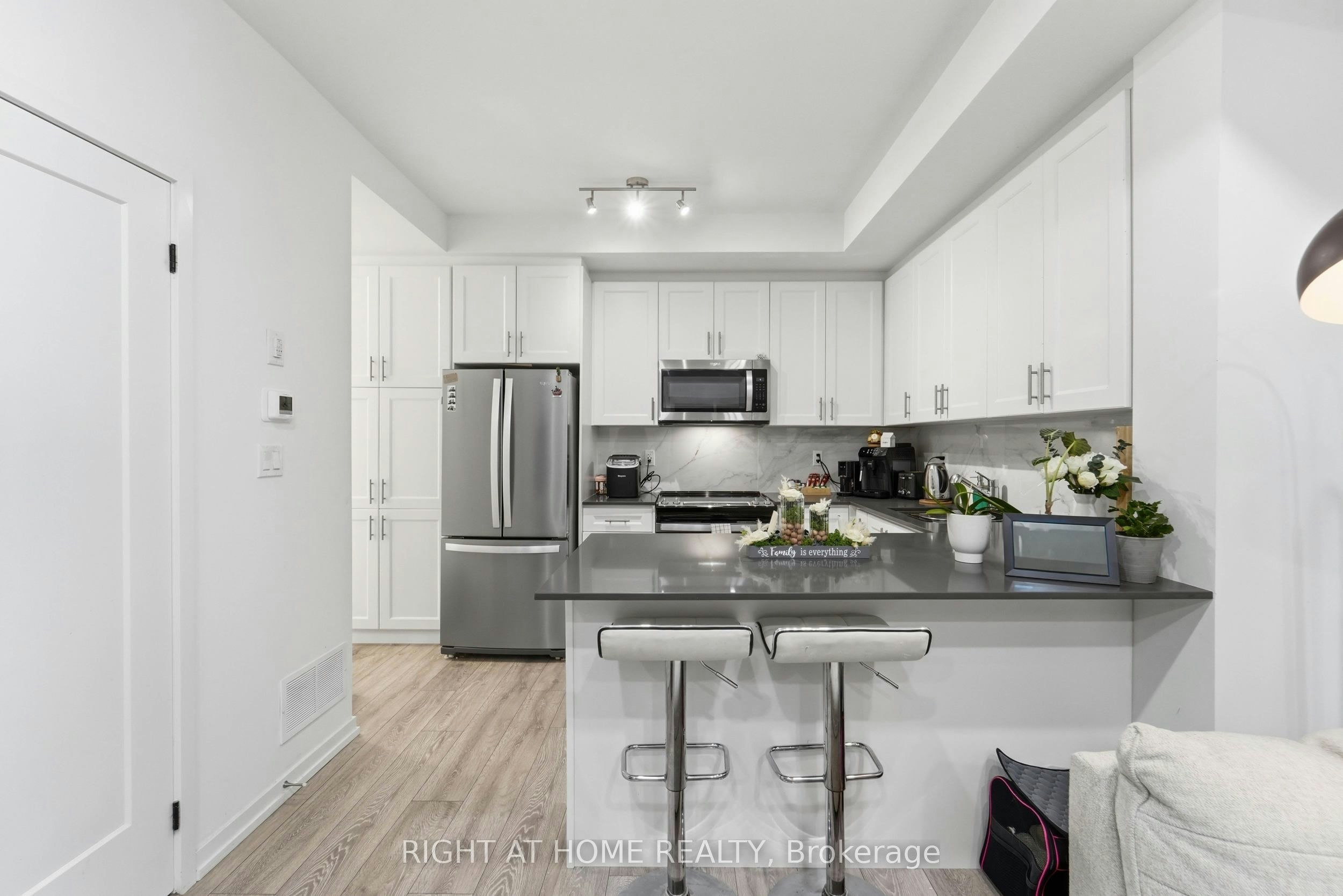 22-24 Lytham Green Circle, Newmarket, ON, L3Y 0H4 - 6