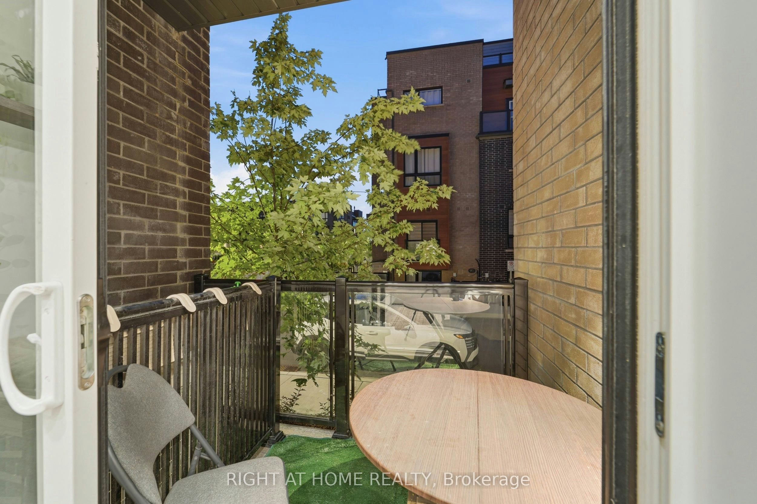 22-24 Lytham Green Circle, Newmarket, ON, L3Y 0H4 - 18