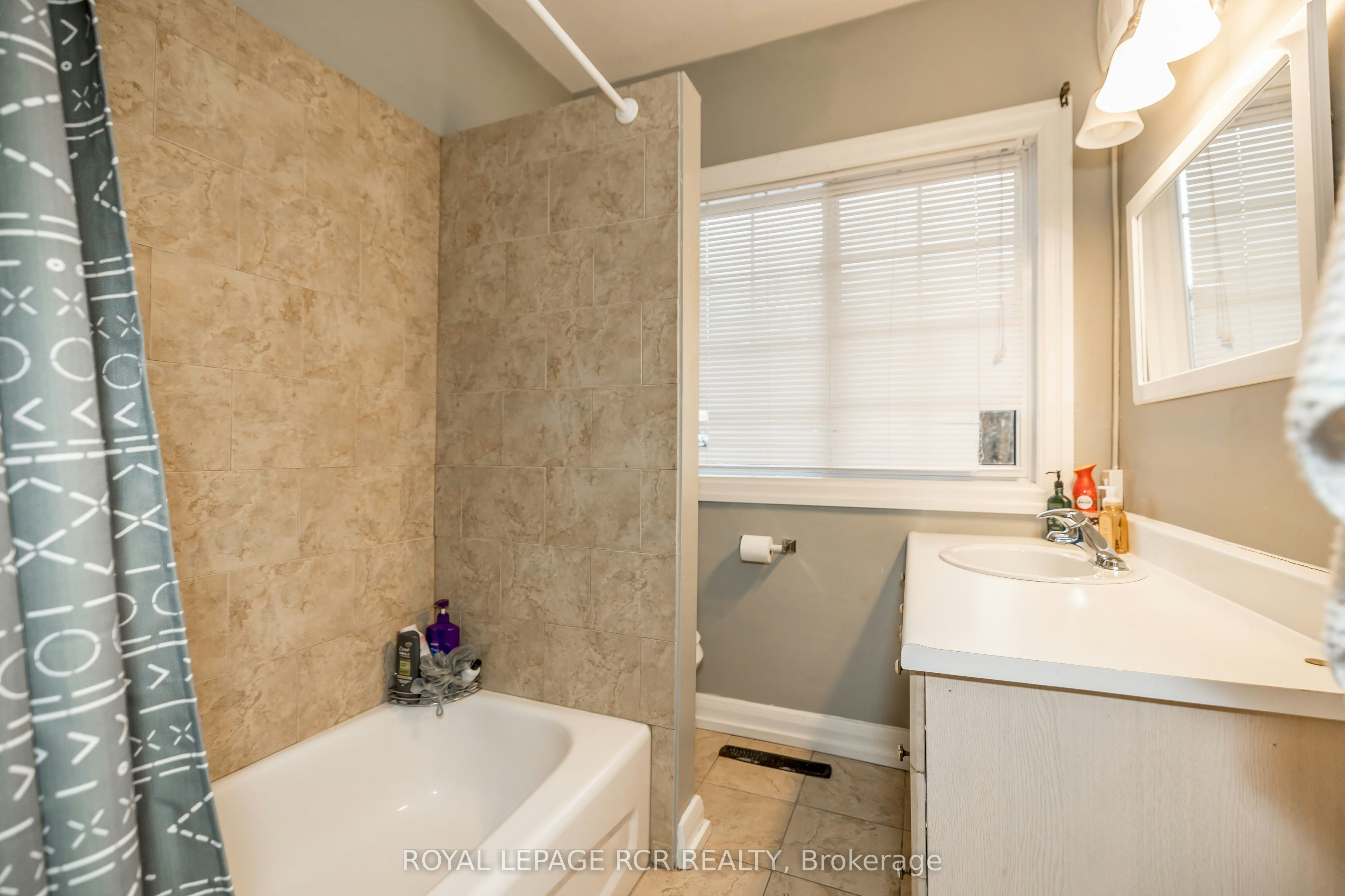 1-22 Centre Street, Bradford West Gwillimbury, ON, L3Z 2P7 - 11