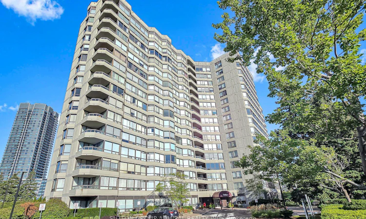711-7460 Bathurst Street