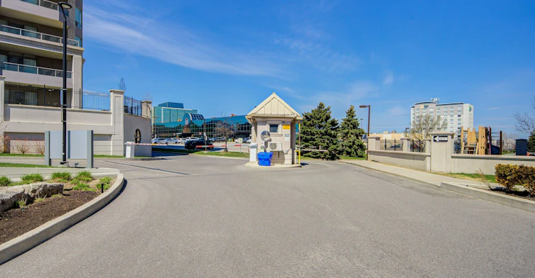 317-9017 Leslie Street, Richmond Hill, ON, L4B 4R8 - 2