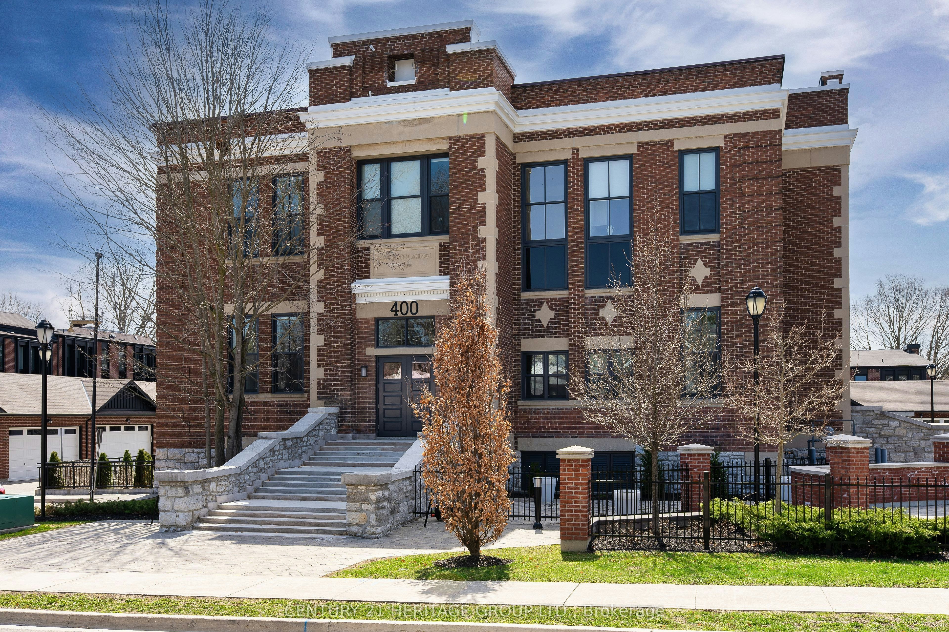 304-400 Park Avenue, Newmarket, ON, L3Y 1V8
