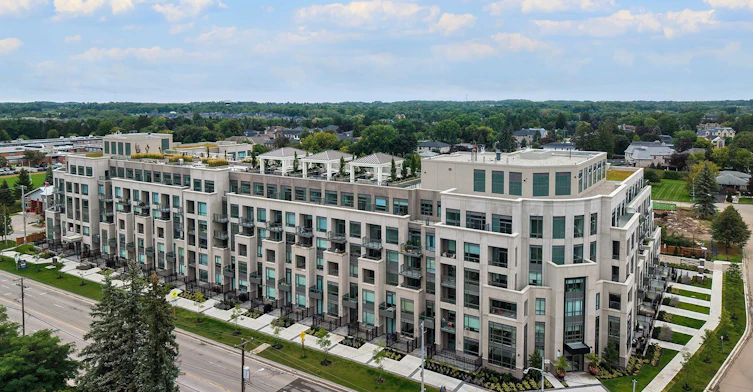 250-2075 King Road, King, ON, L7B 0R6 - 2