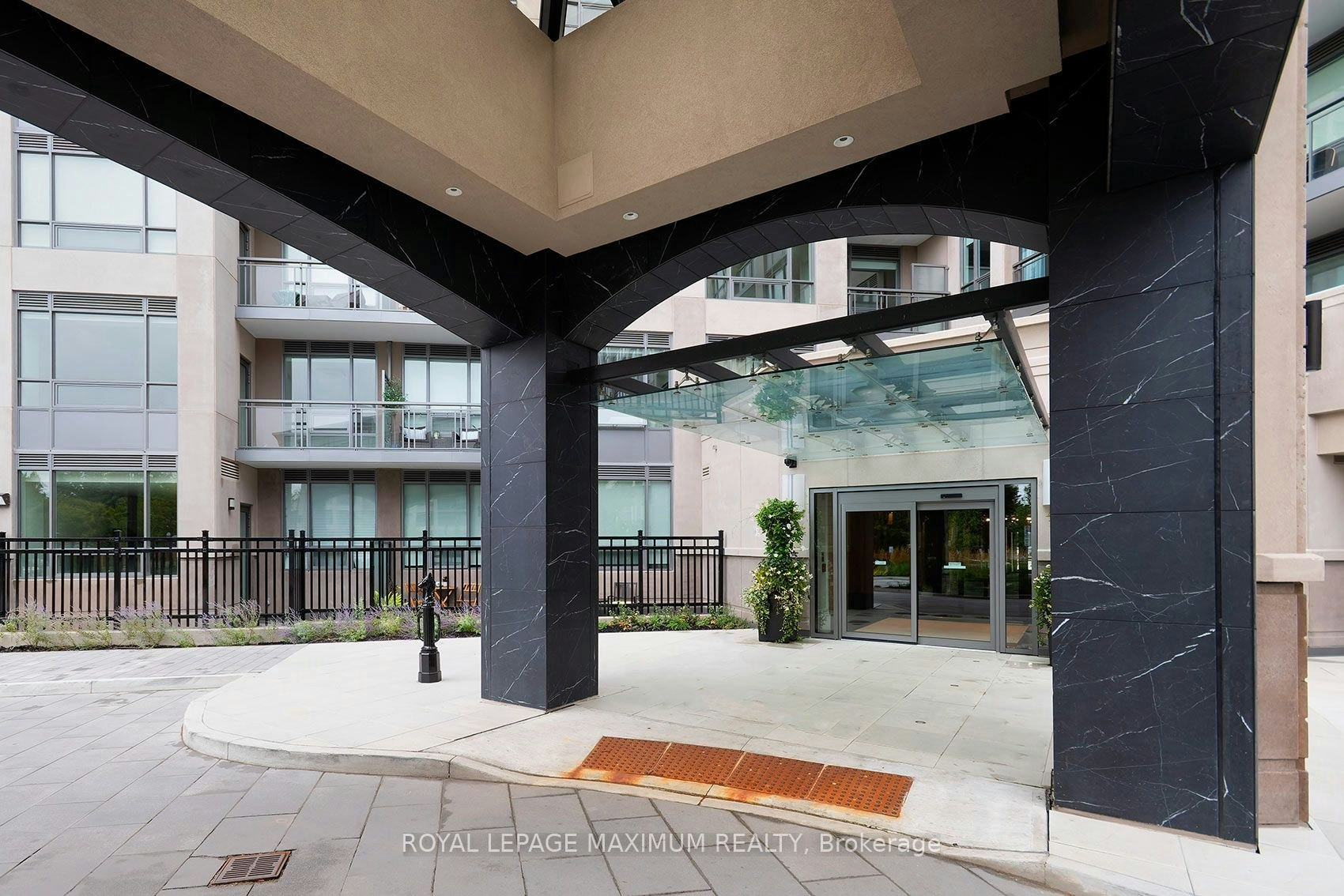 250-2075 King Road, King, ON, L7B 0R6 - 5