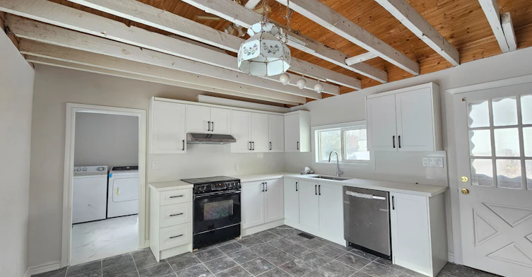 Side Unit (Facing North)-18852 Leslie Street, East Gwillimbury, ON, L0G 1V0 - 2