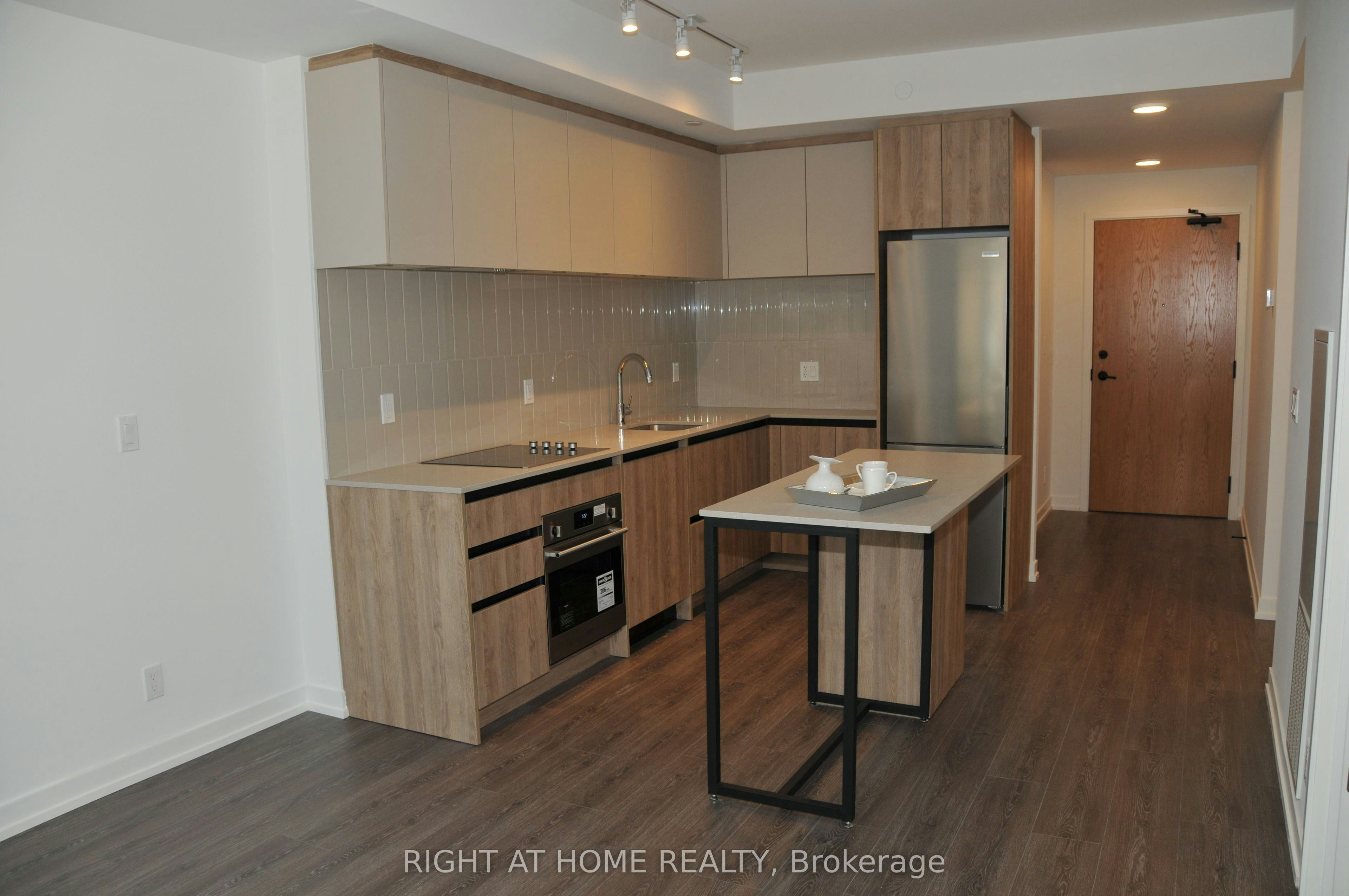221-8 Beverley Glen Boulevard, Vaughan, ON, L4J 8N8 - 2
