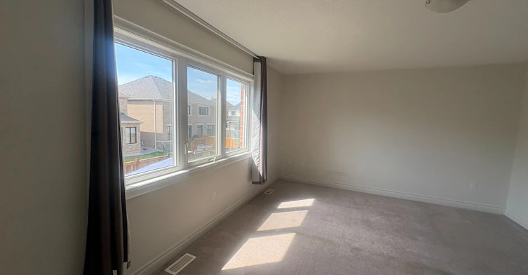8 Yarrow Lane, East Gwillimbury, ON, L9N 0T4 - 12