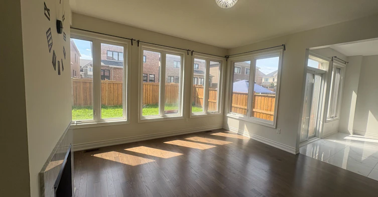 8 Yarrow Lane, East Gwillimbury, ON, L9N 0T4 - 5