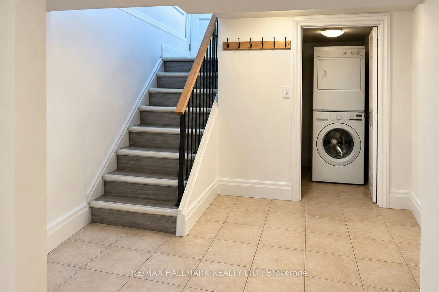 BSMT-102 Murray Drive, Aurora, ON, L4G 2C5 - 2