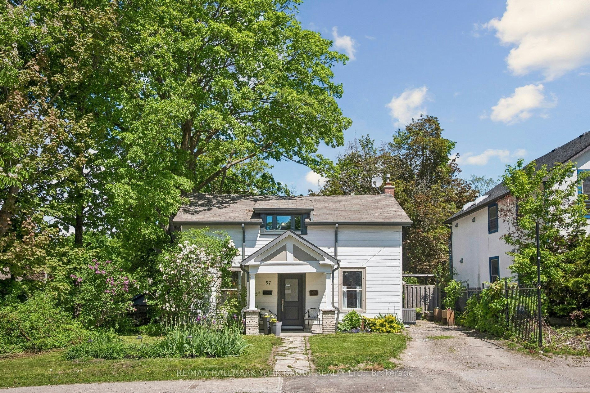 37 Arnold Crescent, Richmond Hill, ON, L4C 3R6