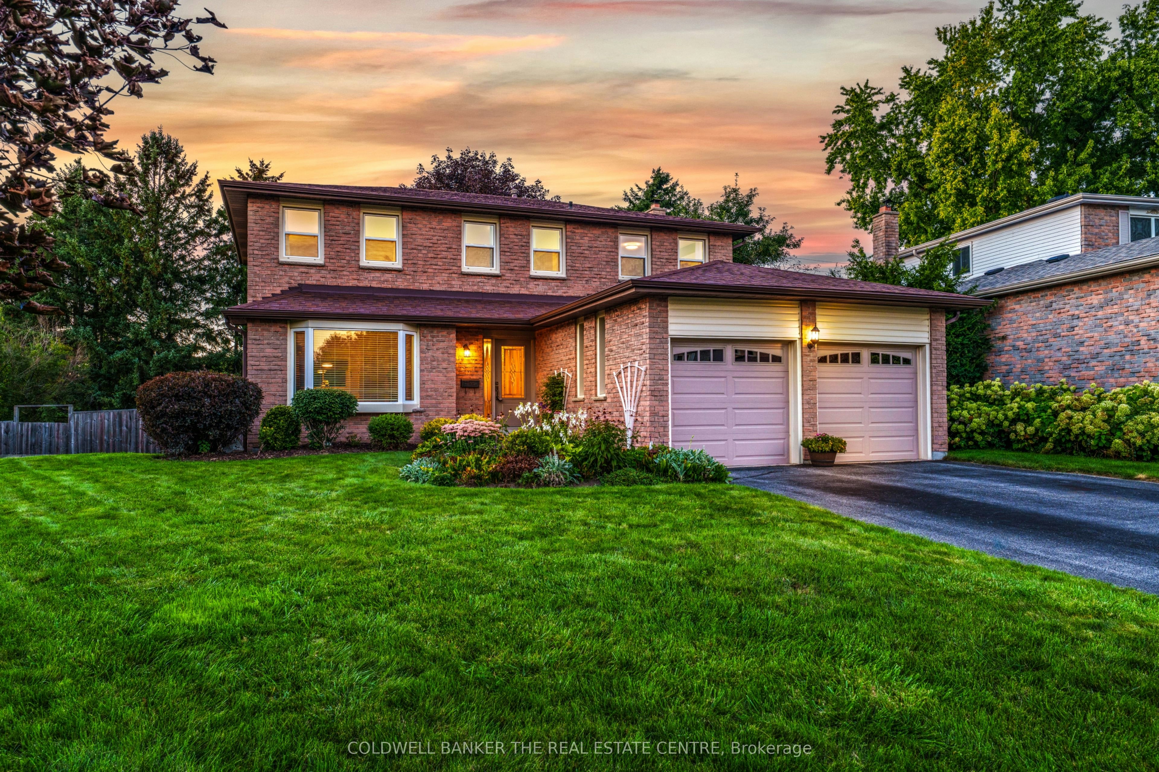 893 Arnold Crescent, Newmarket, ON, L3Y 2E4