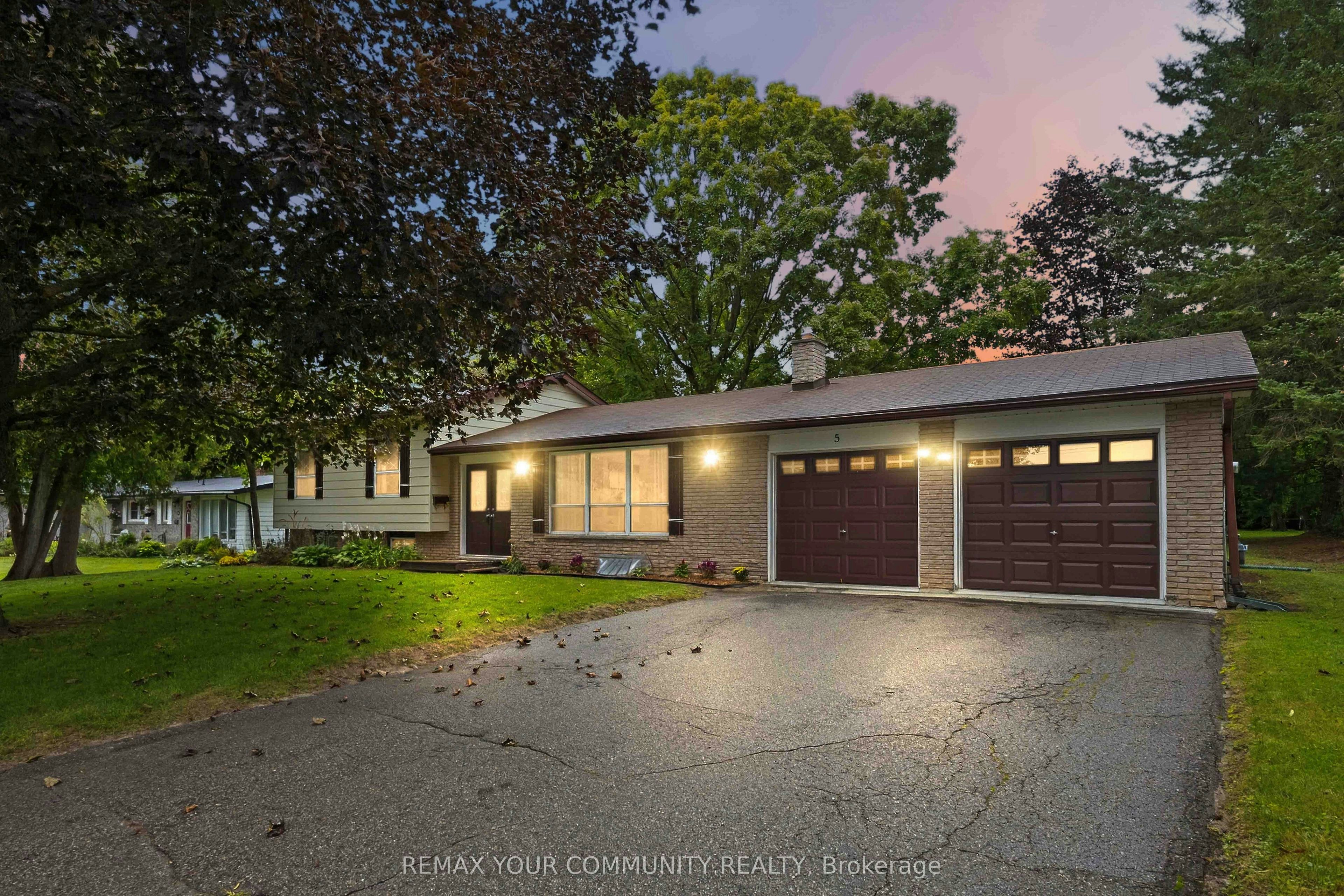 5 Medina Square, Georgina, ON, L4P 1E1
