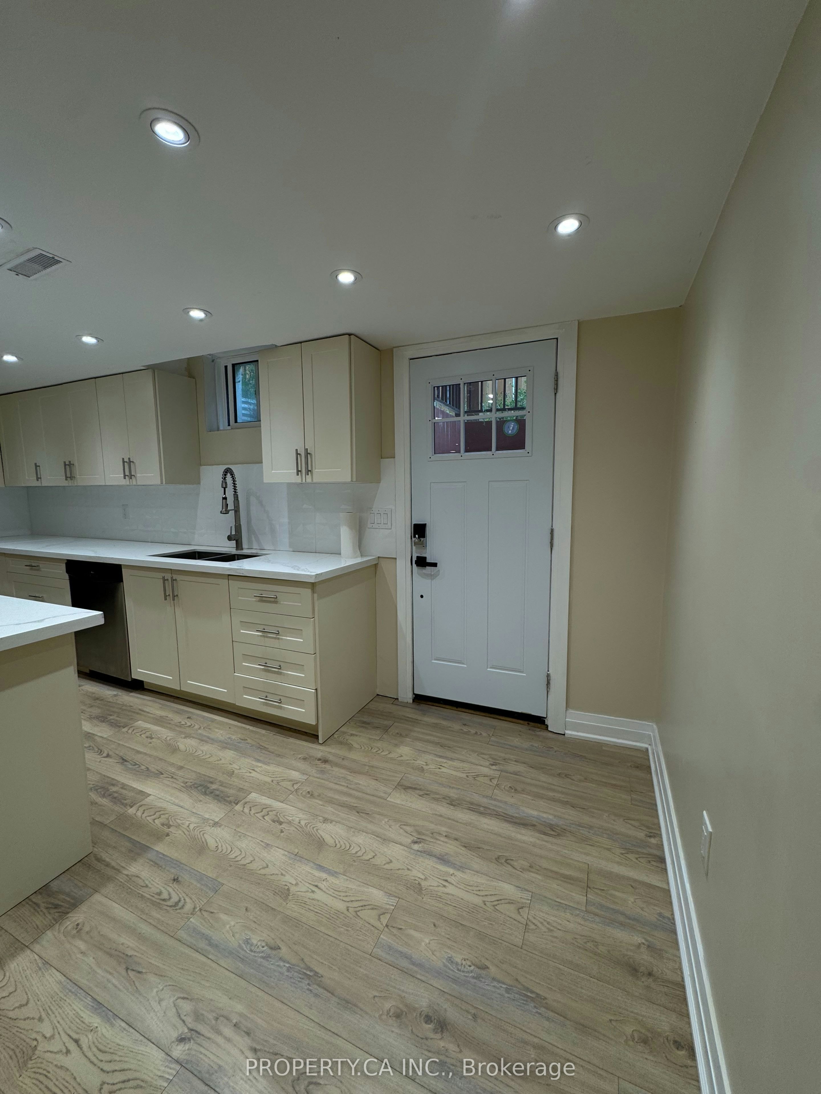 Lower-746 Leslie Valley Drive, Newmarket, ON, L3Y 7J3 - 4