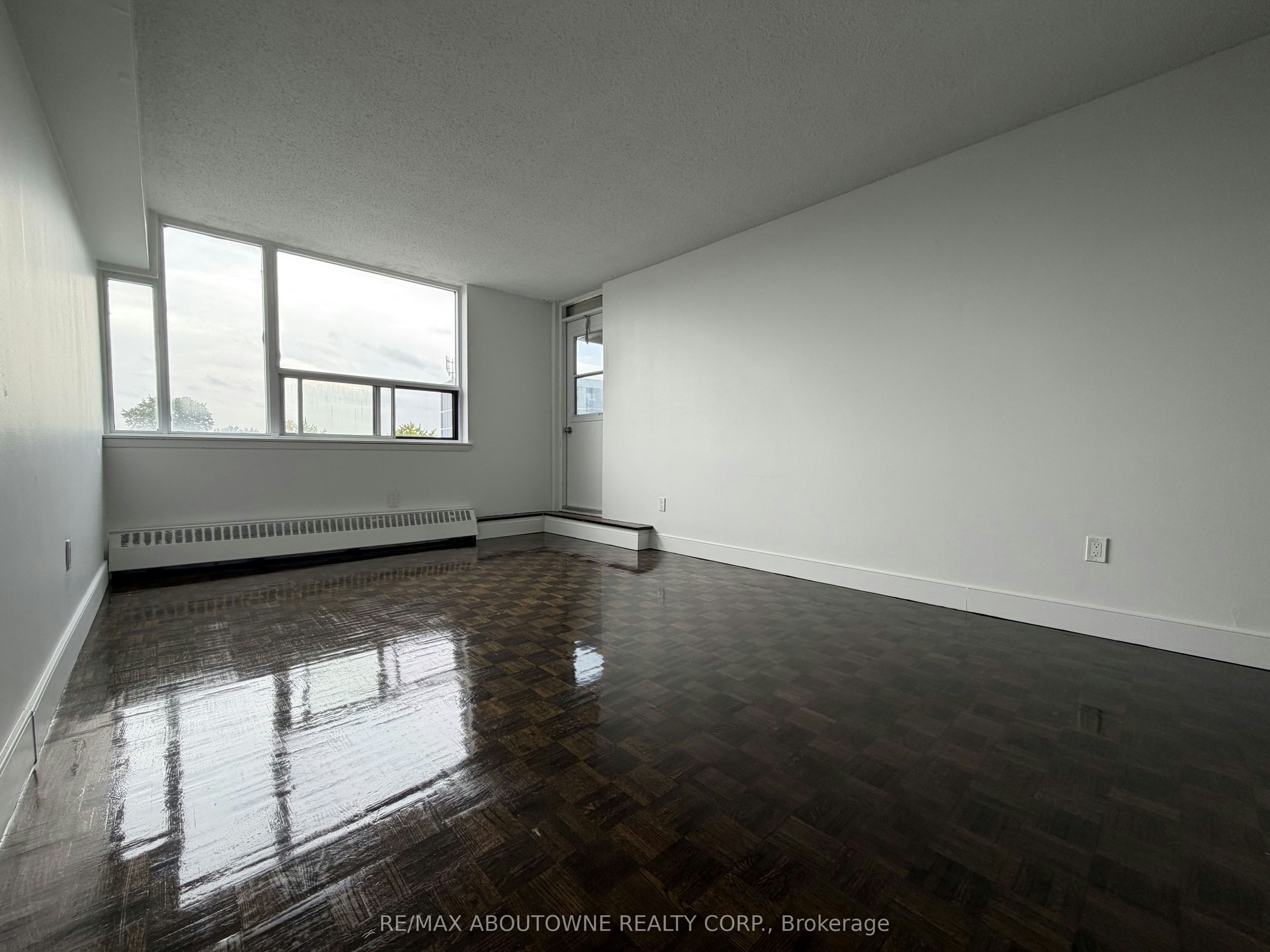 515-145 Wellington Street W, Aurora, ON, L4G 2N9 - 4