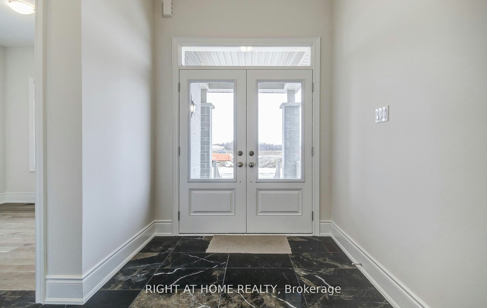 51 Lorrain Hand Crescent, Georgina, ON, L4P 0T2 - 2
