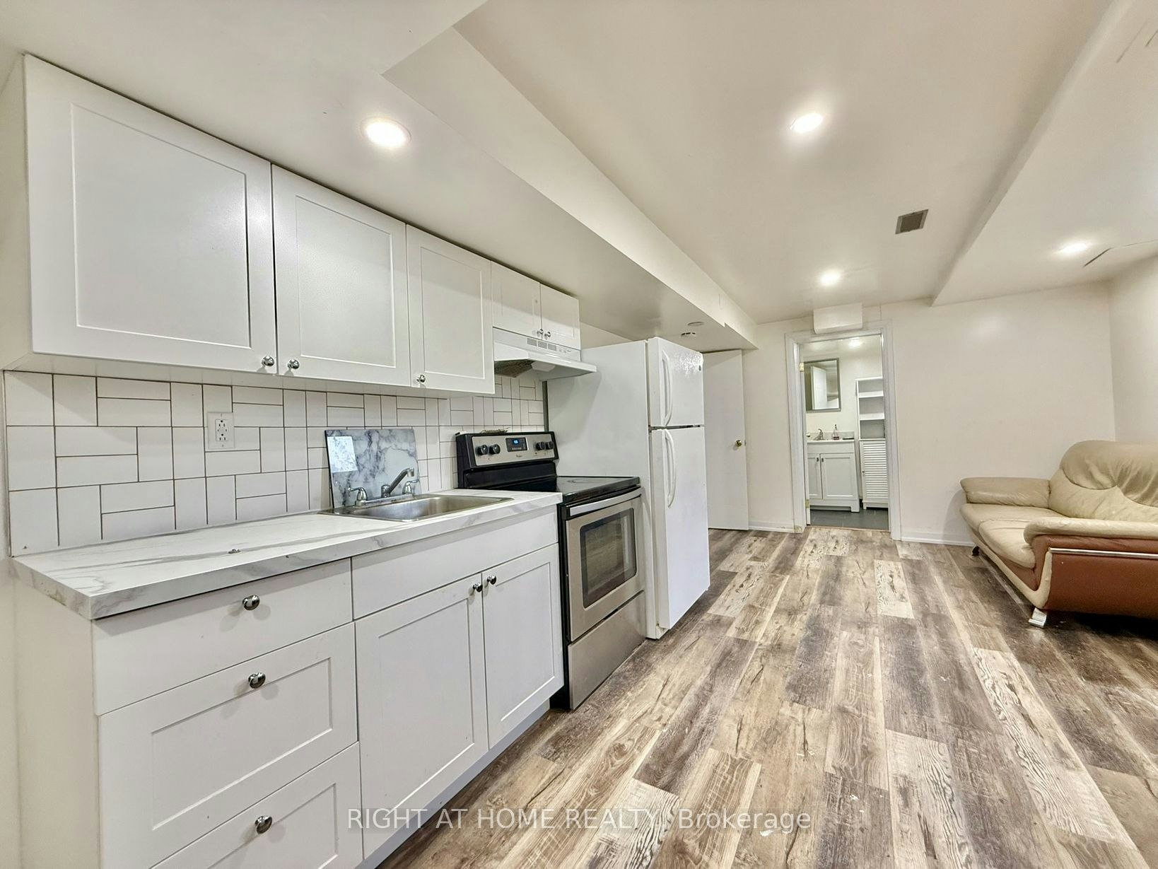 BSMT-116 Cherrywood Drive, Newmarket, ON, L3Y 2X7