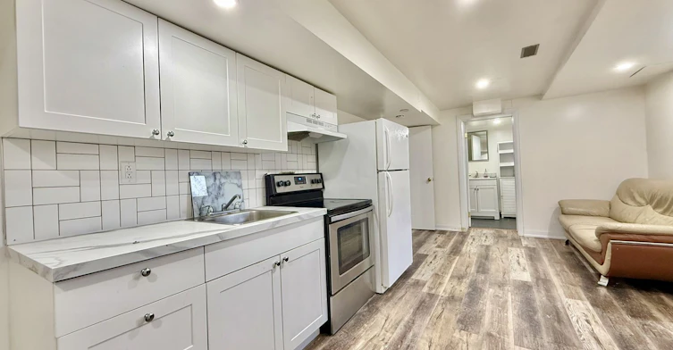 BSMT-116 Cherrywood Drive, Newmarket, ON, L3Y 2X7