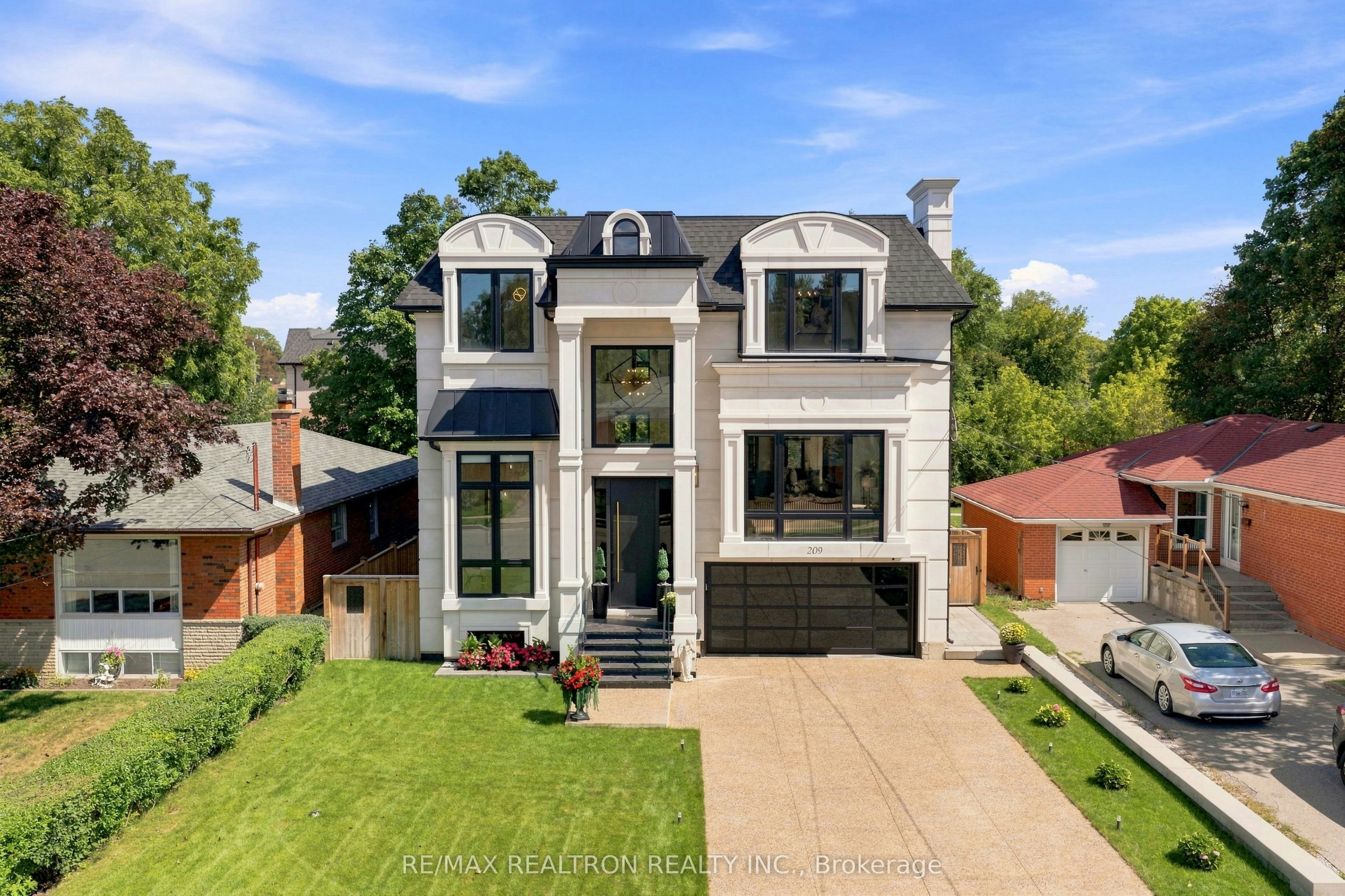 209 Sussex Avenue, Richmond Hill, ON, L4C 2G3