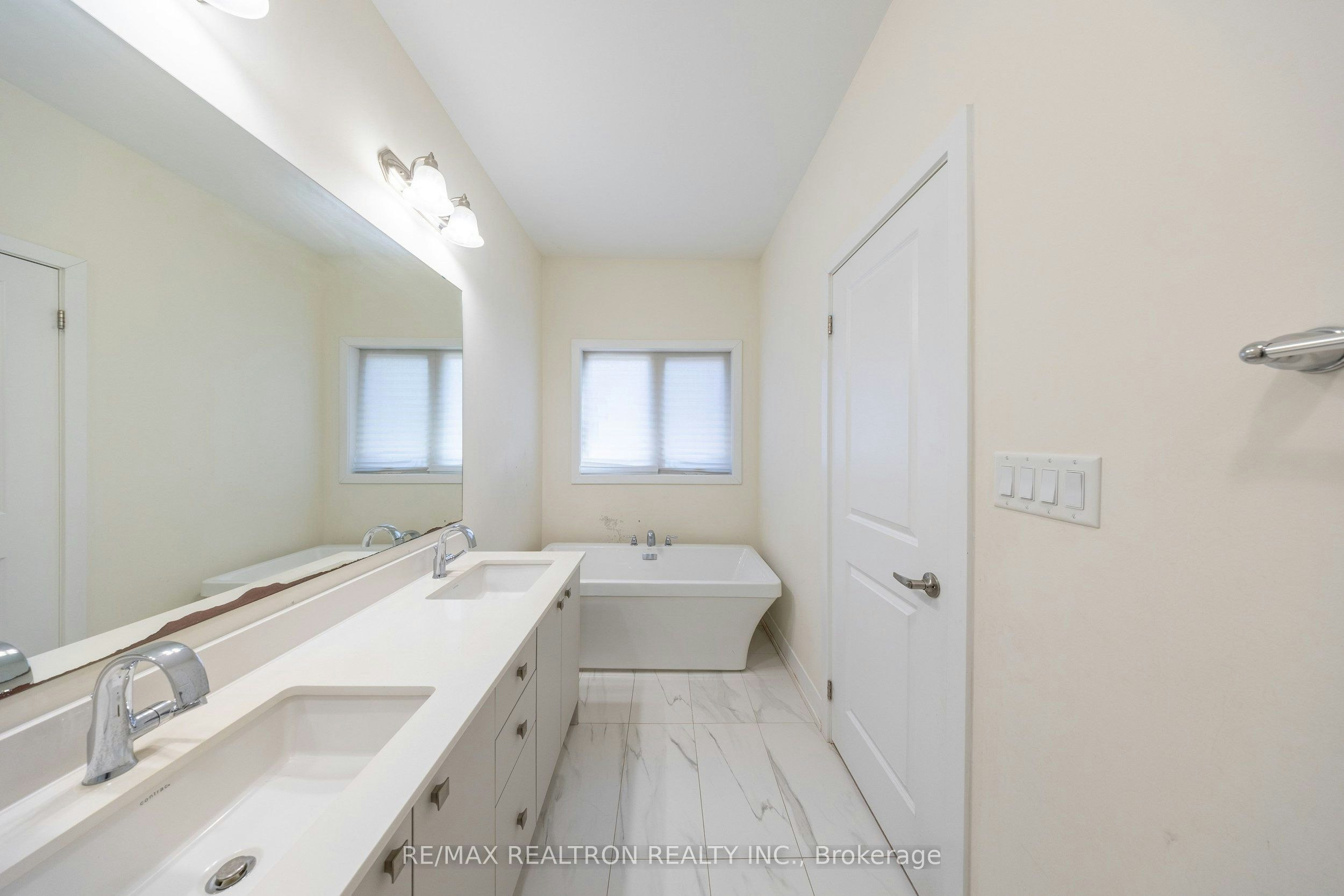 31 Fallharvest Way, Whitchurch-Stouffville, ON, L4A 4V8 - 32