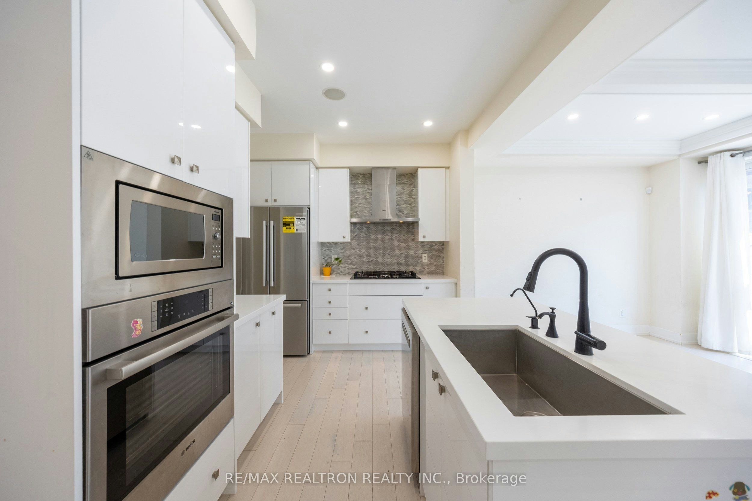 31 Fallharvest Way, Whitchurch-Stouffville, ON, L4A 4V8 - 9