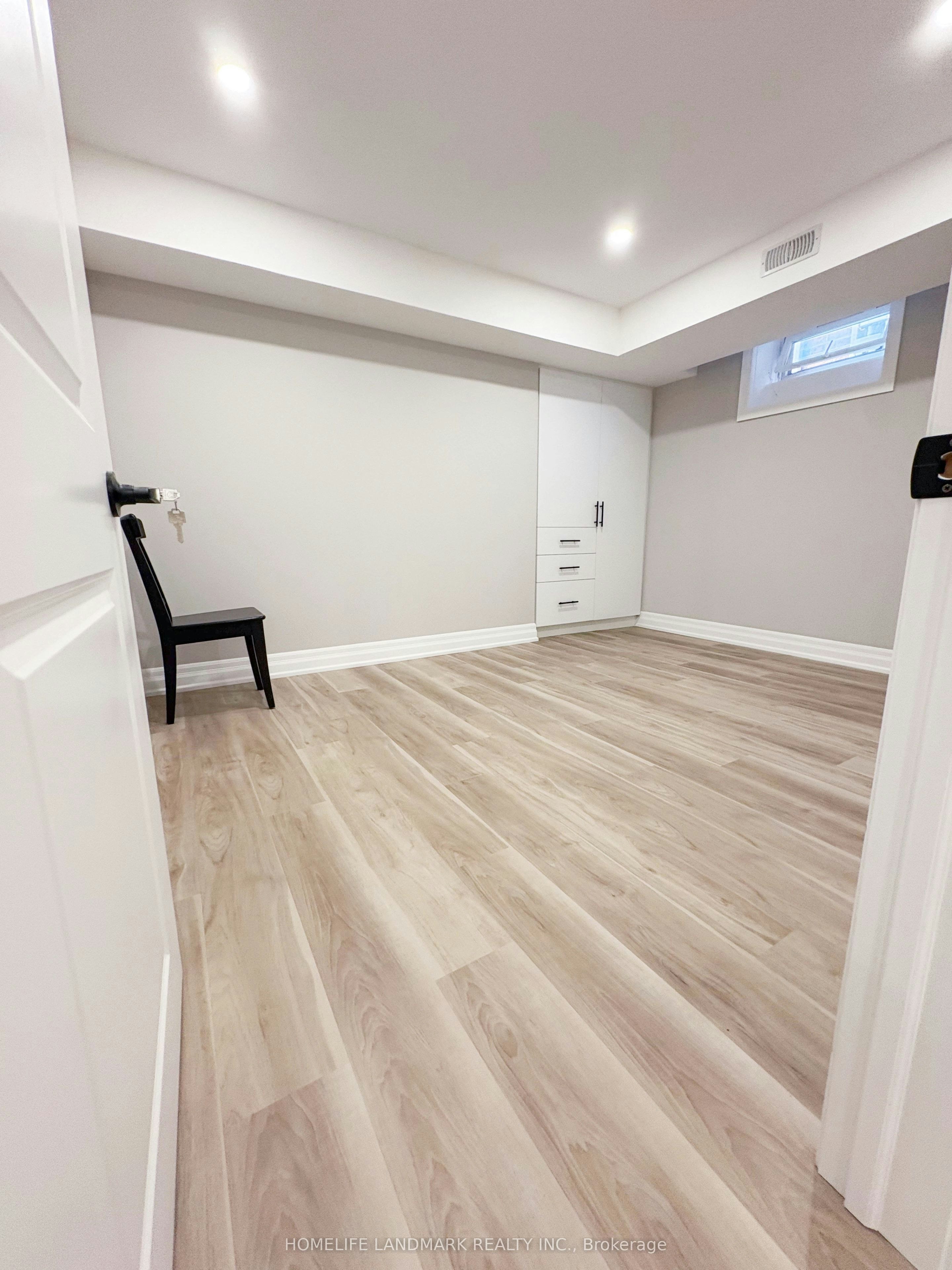 18 Halldorson Avenue, Aurora, ON, L4G 7Z2 - 5