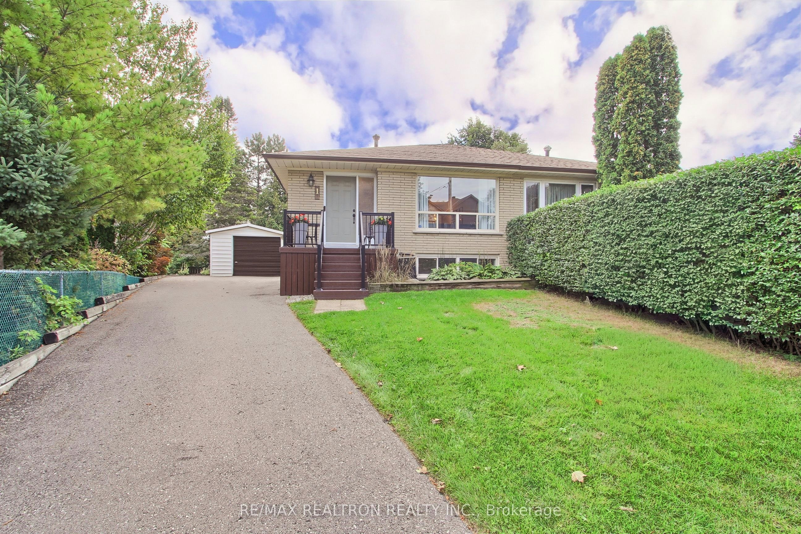1 Mcdonald Drive, Aurora, ON, L4G 2T4