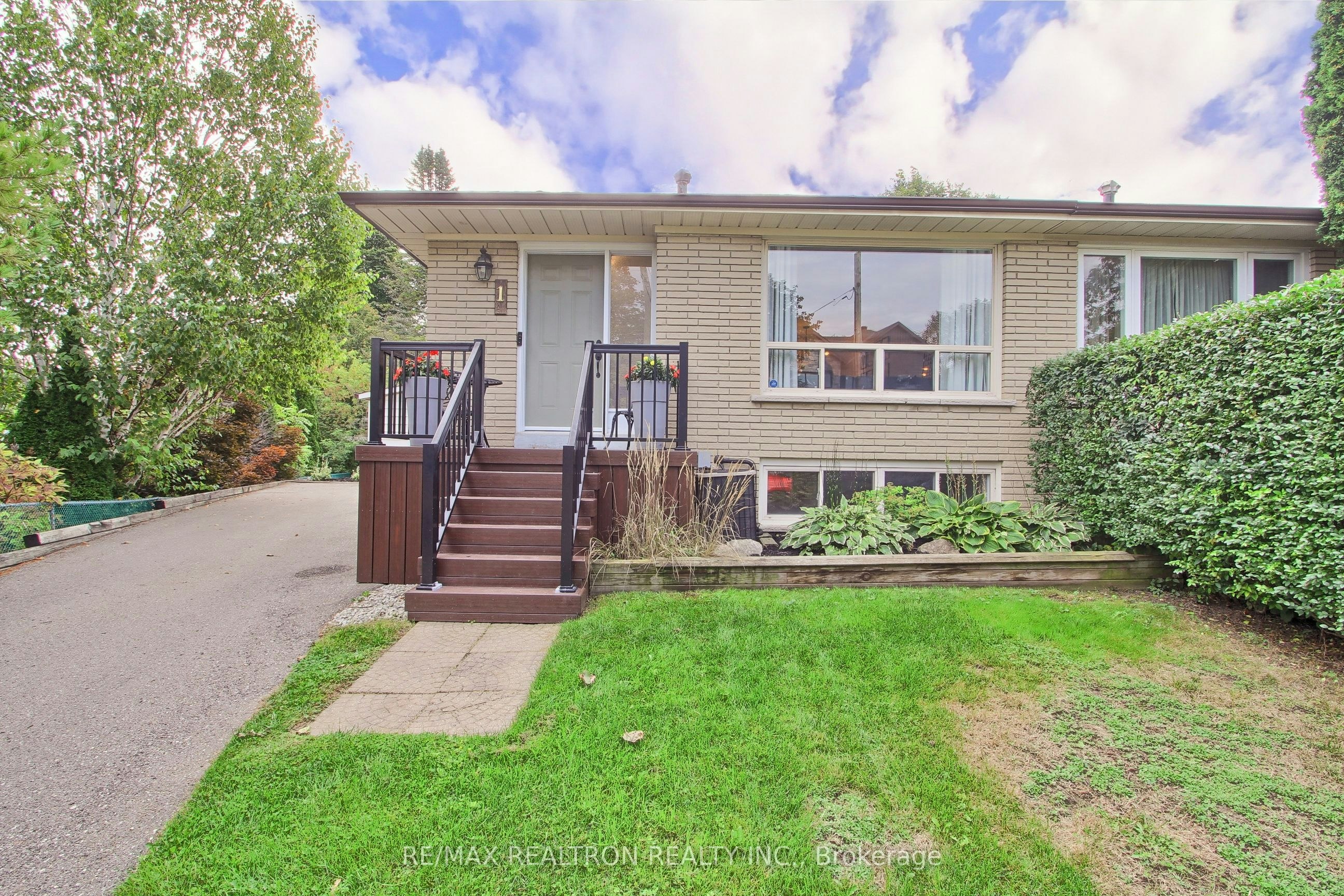 1 Mcdonald Drive, Aurora, ON, L4G 2T4