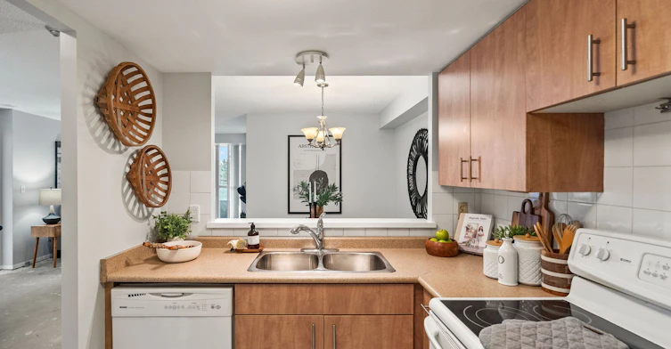 312-100 Observatory Lane, Richmond Hill, ON, L4C 1T4 - 7