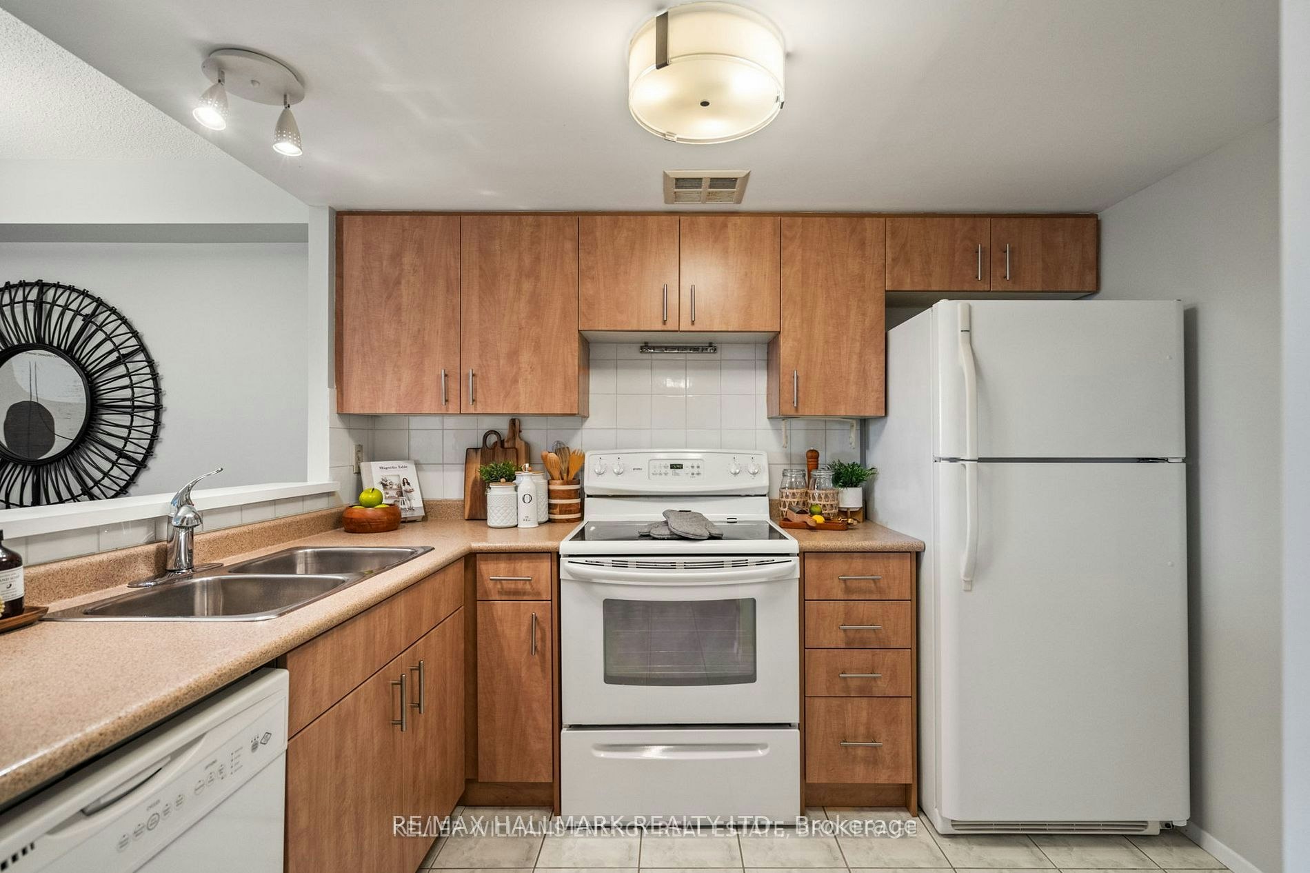 312-100 Observatory Lane, Richmond Hill, ON, L4C 1T4 - 6