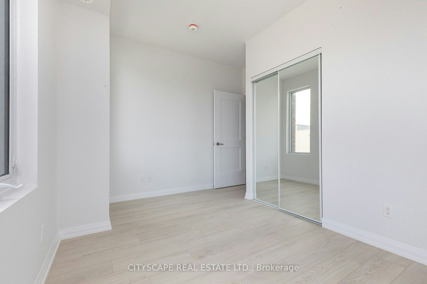 TH - 1-1010 Portage Parkway, Vaughan, ON, L4K 0K3 - 11