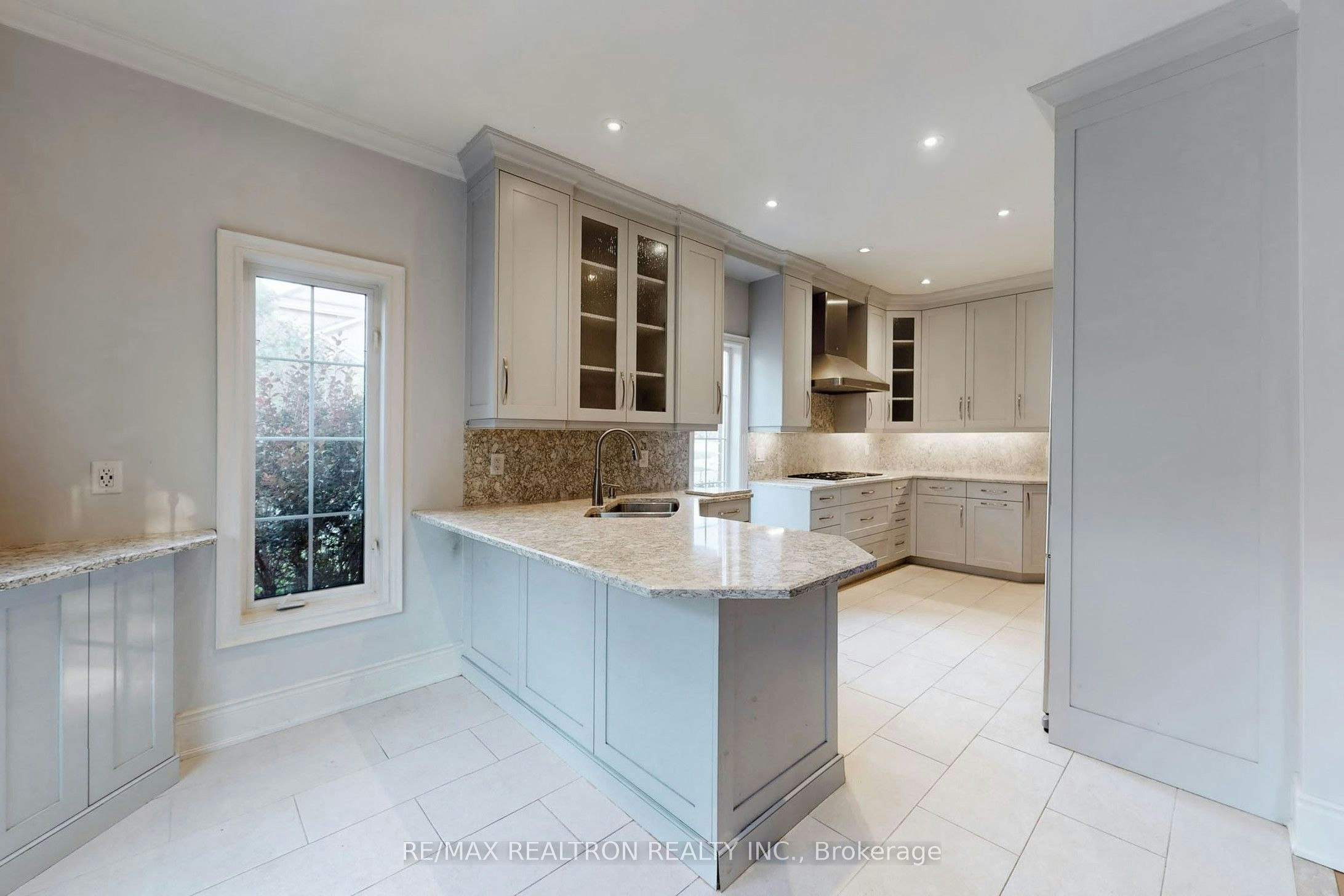 1021 Ivsbridge Boulevard, Newmarket, ON, L3X 1N7 - 11