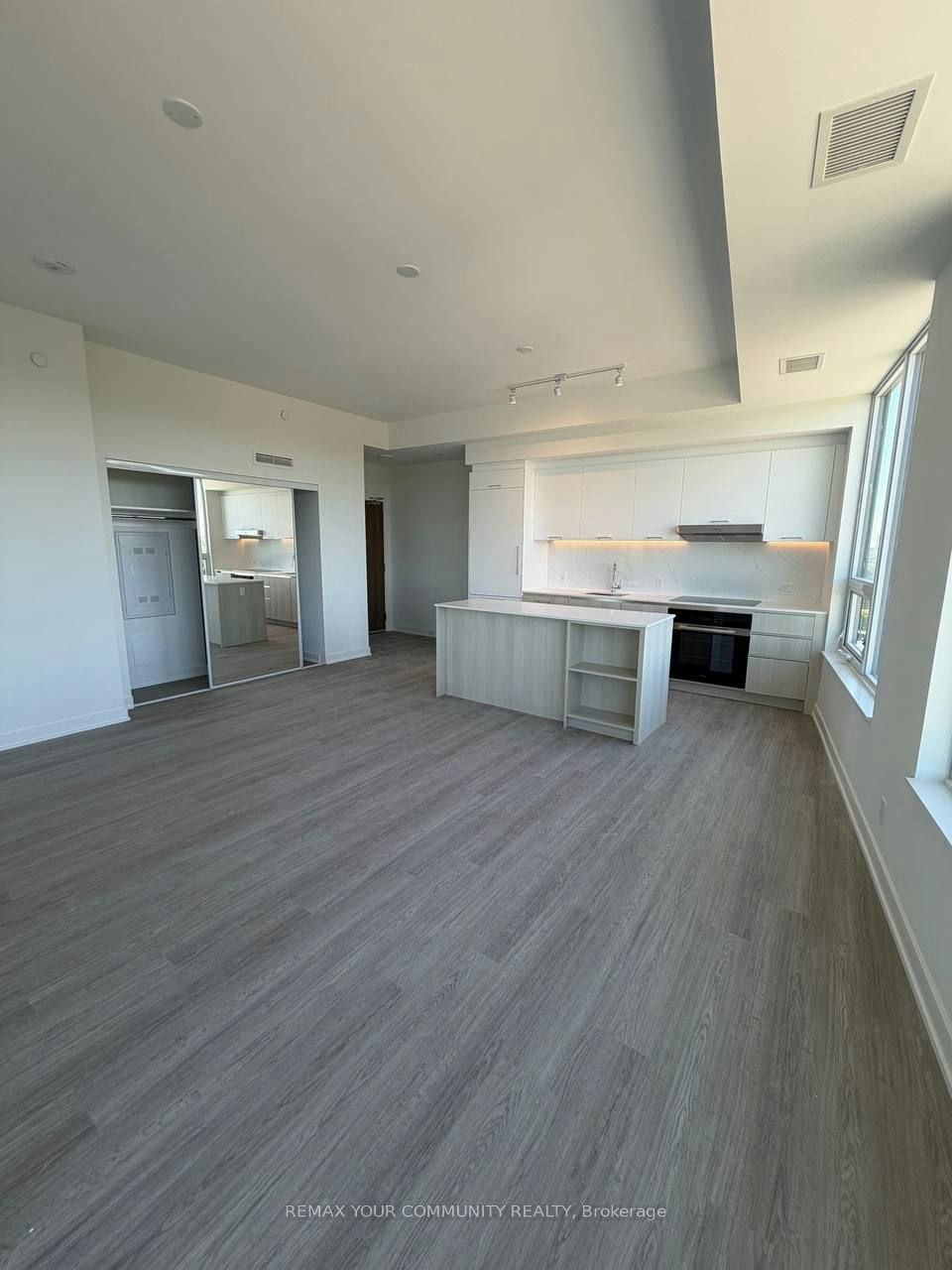 905-8188 Yonge Street W, Vaughan, ON, L4J 1W5 - 2