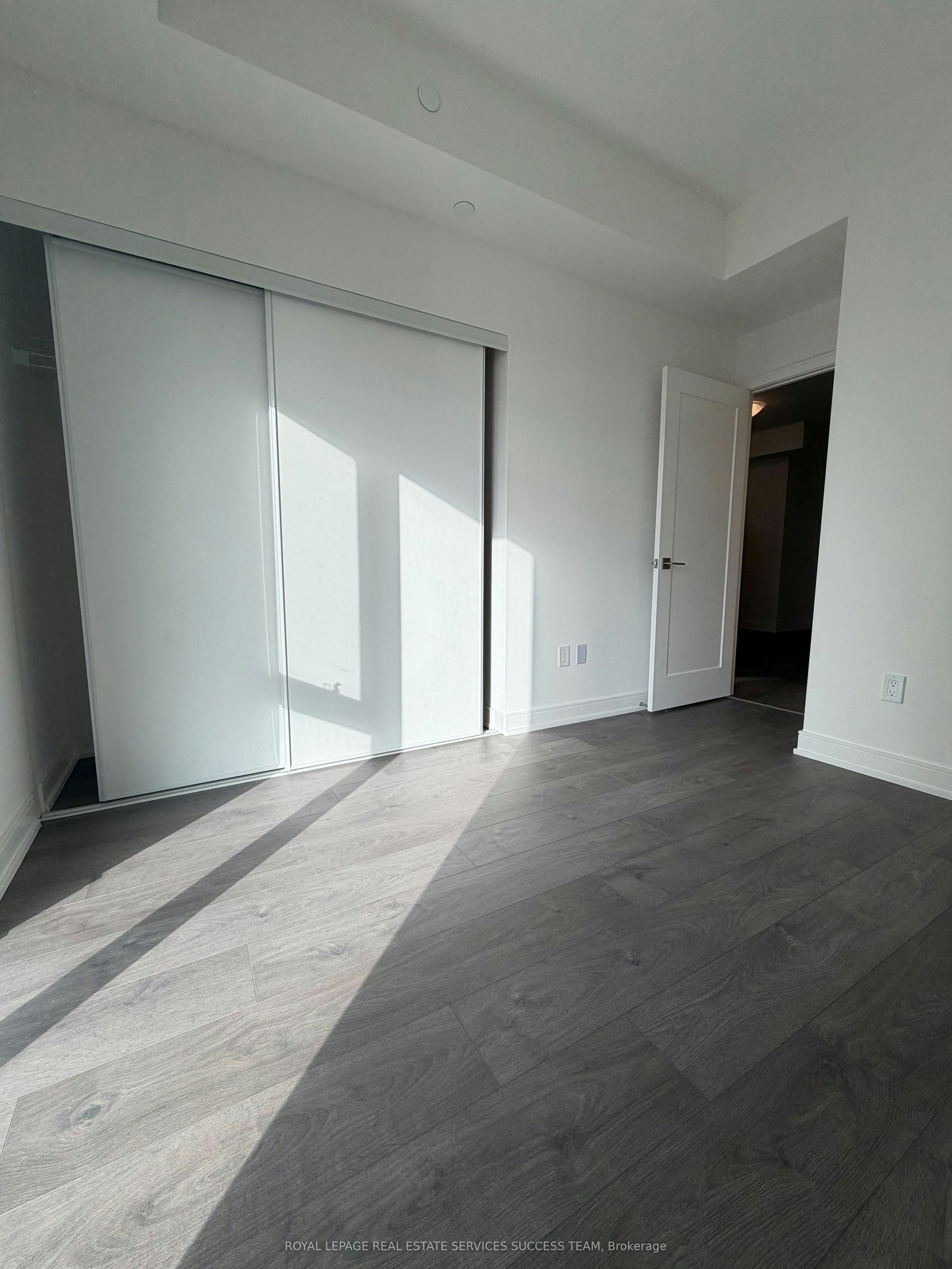 B809-715 Davis Drive, Newmarket, ON, L3Y 0J2 - 4