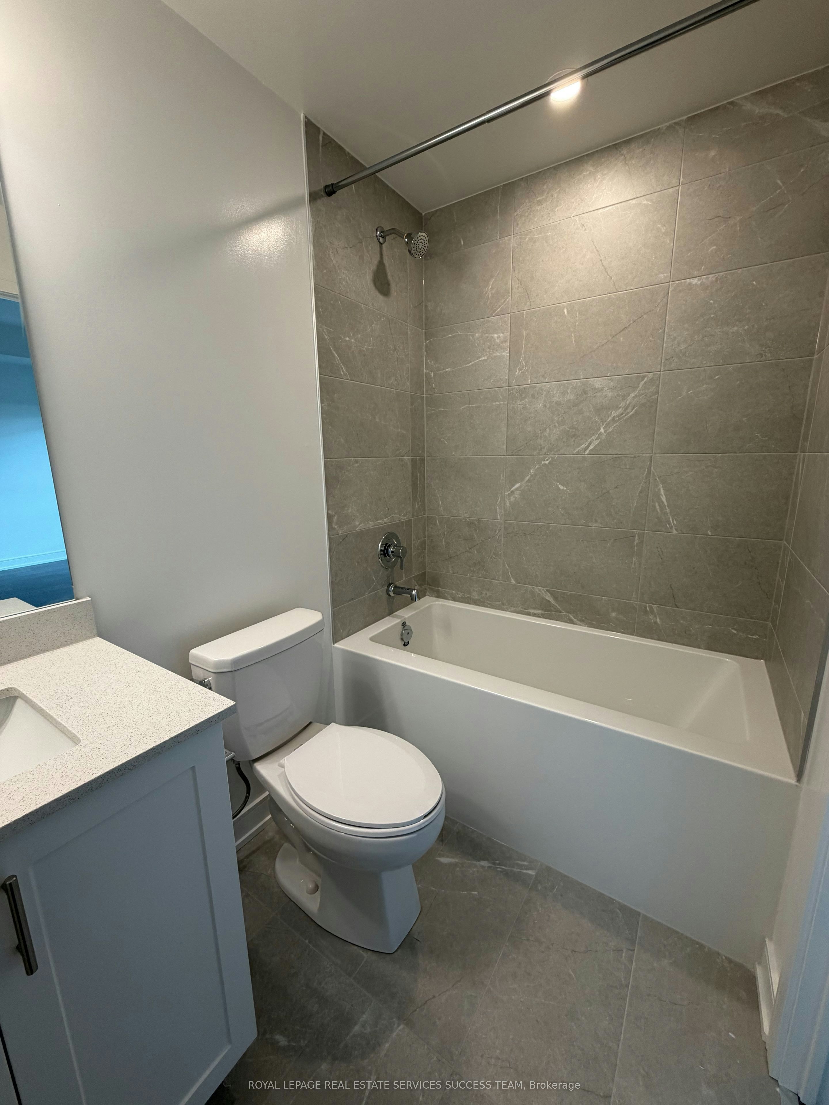 B809-715 Davis Drive, Newmarket, ON, L3Y 0J2 - 7