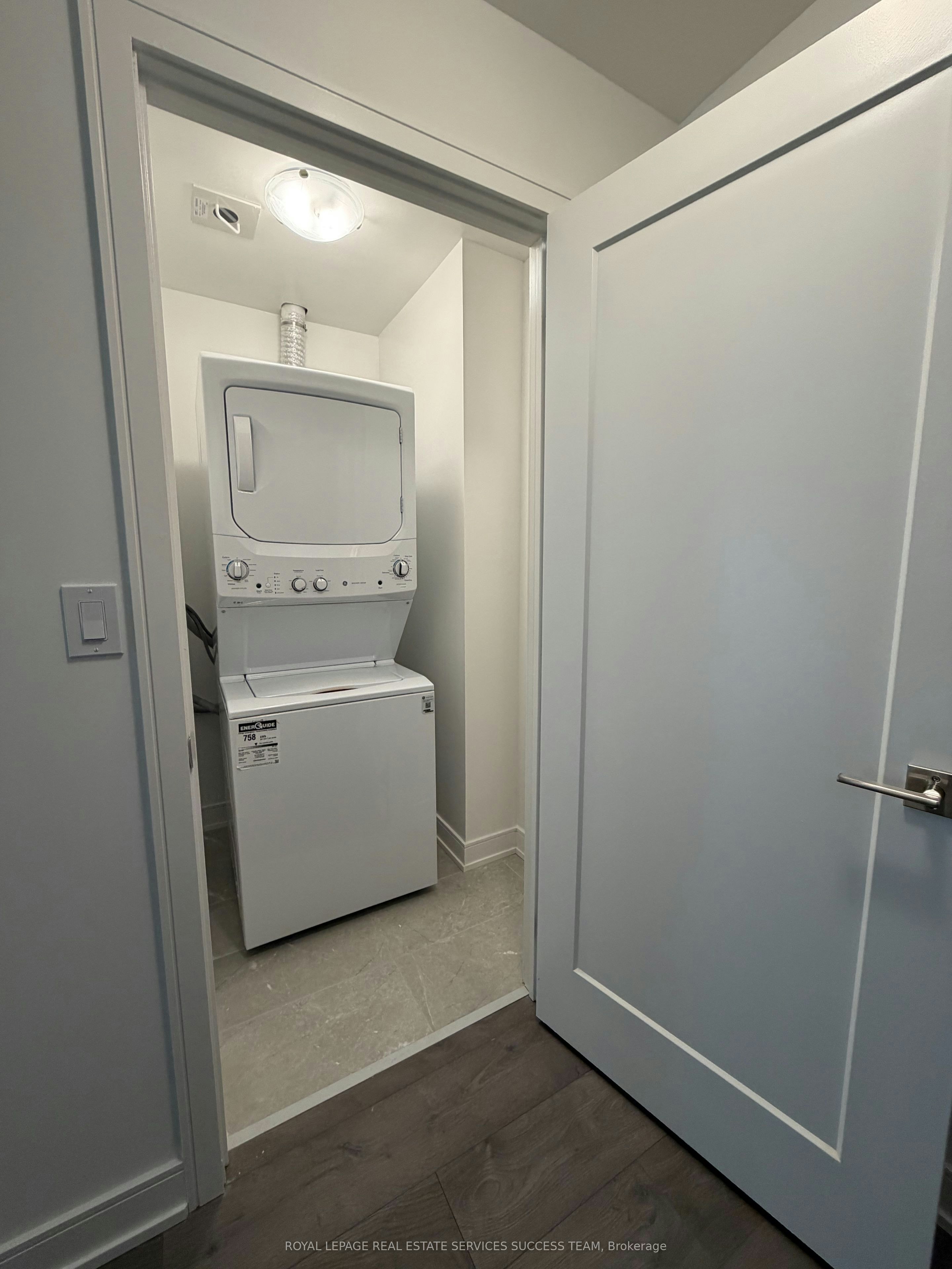 B809-715 Davis Drive, Newmarket, ON, L3Y 0J2 - 8