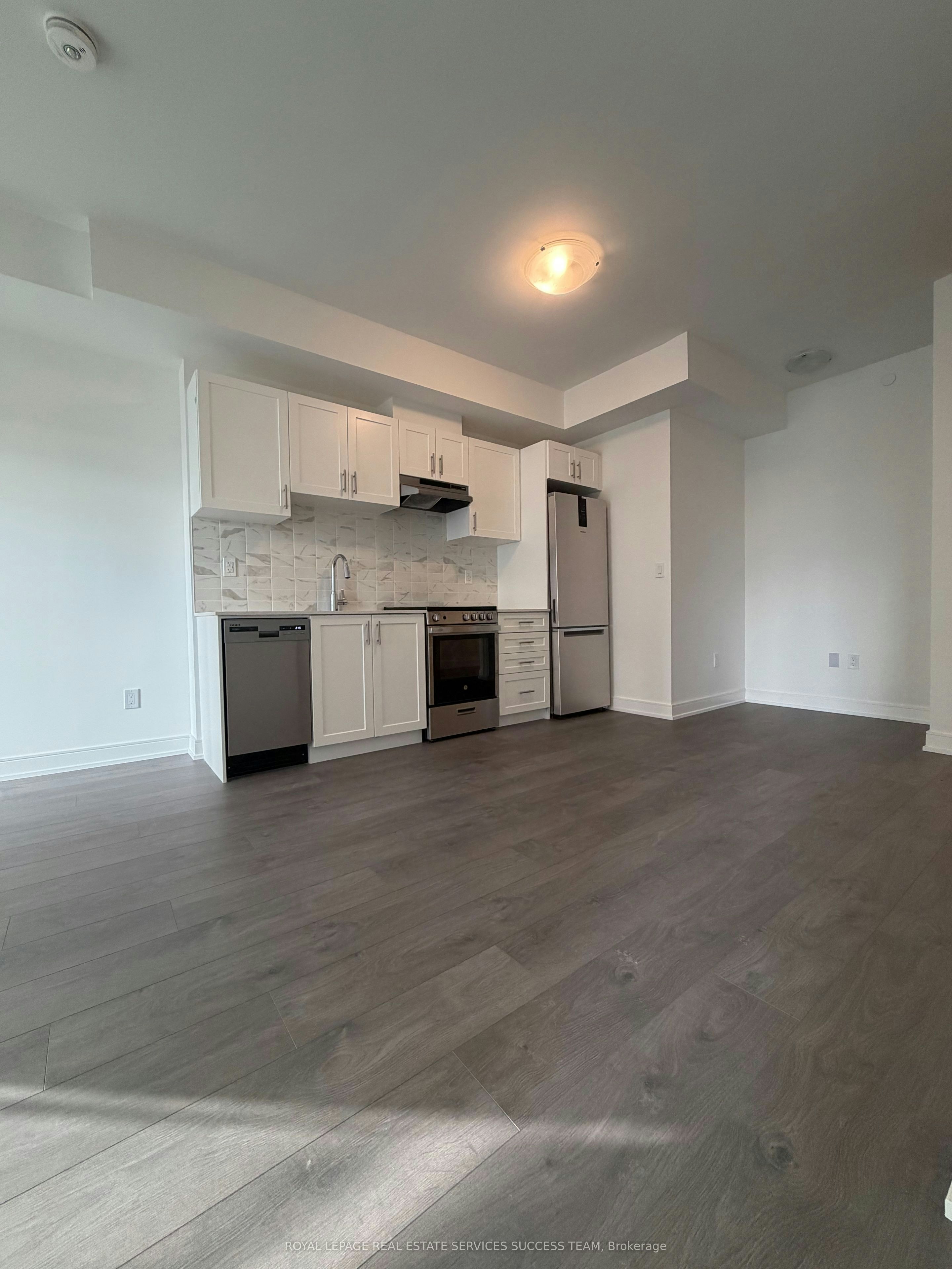 B809-715 Davis Drive, Newmarket, ON, L3Y 0J2 - 2