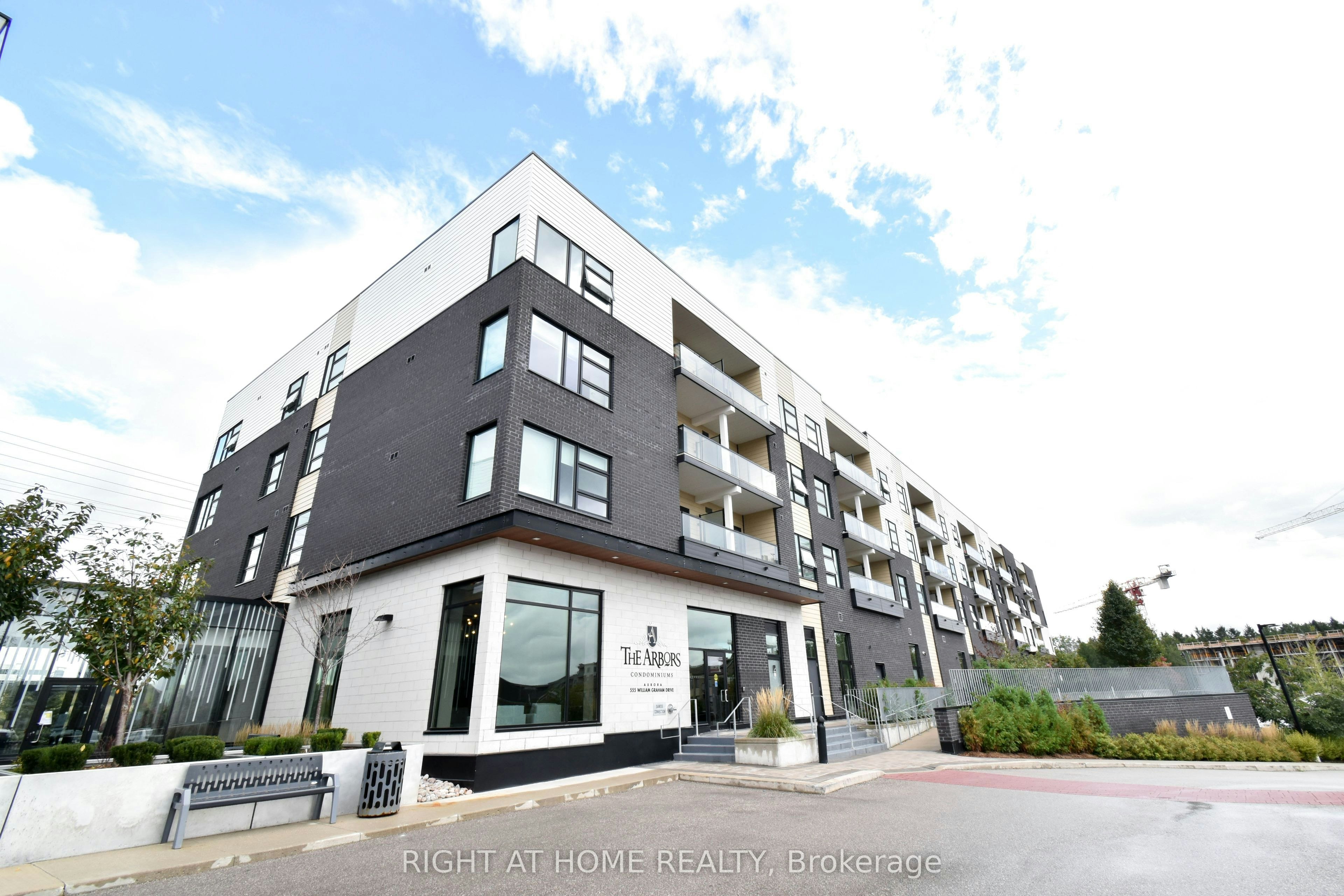 217-555 William Graham Drive, Aurora, ON, L4G 3L1