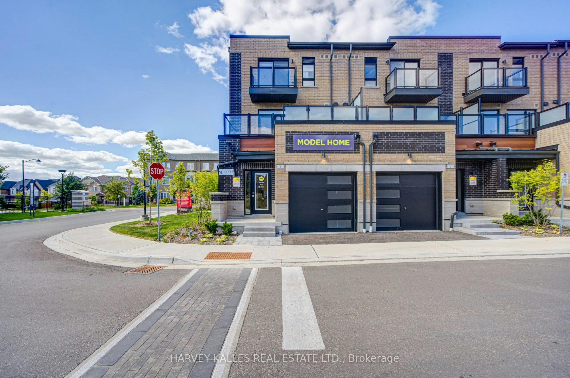 12-10 Lytham Green Circle, Newmarket, ON, L3X 3A8