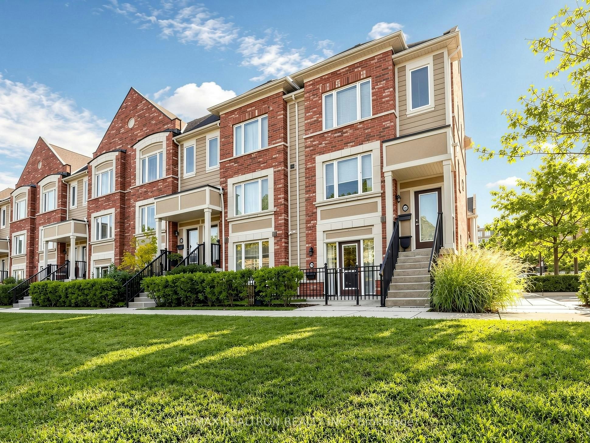 16 Walter Dove Court, Aurora, ON, L4G 0S8